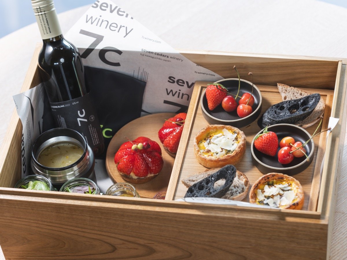 ���H�̓X�[�v�E�o�Q�b�g�E���[�O���g�E�T���_�Ȃǂ��Z�b�g�ɂ��ă��C���ؔ��ɓ���Ă������܂ł��^�т��܂�