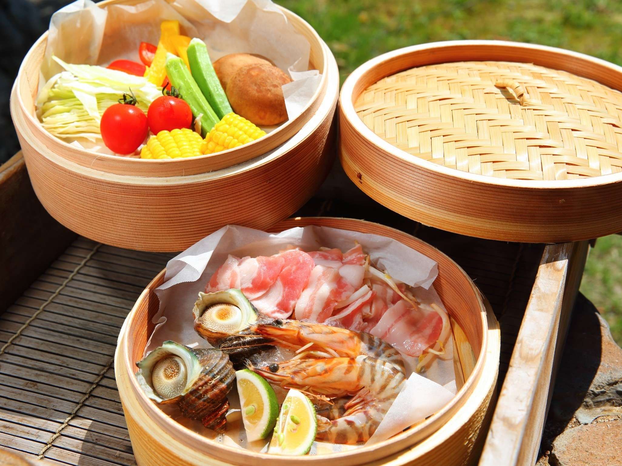 お持ち込み食材一例。ご自由に食材をお持ちください。地獄蒸しは温泉の蒸気で食材を蒸し上げた料理です。