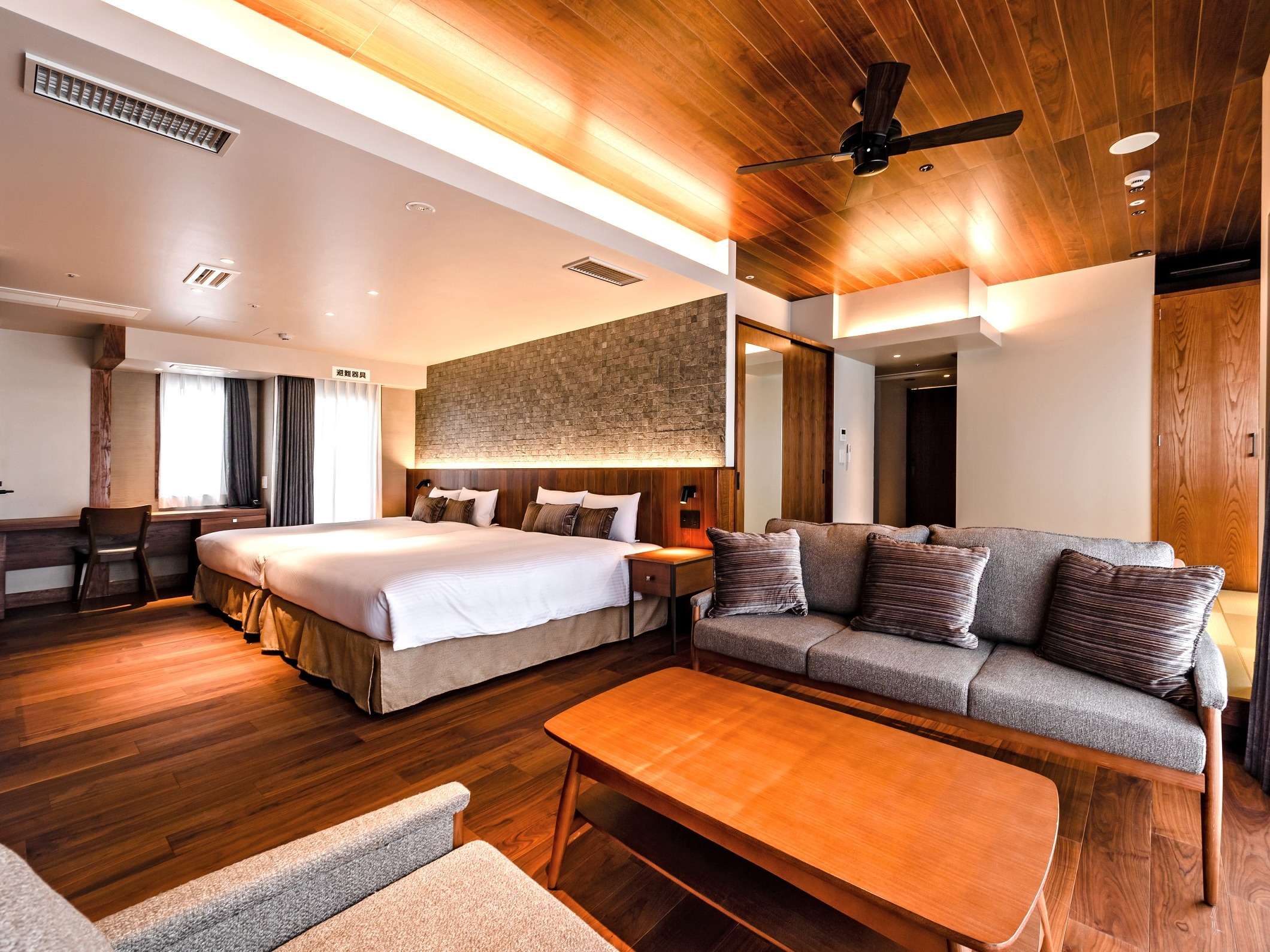 �e���X�X�C�[�g�@���r���O�X�y�[�X