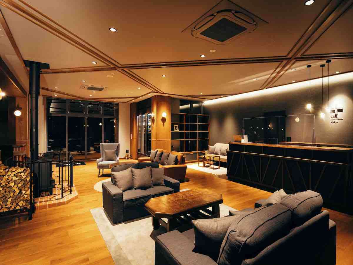 CROSS FRONT LOUNGE