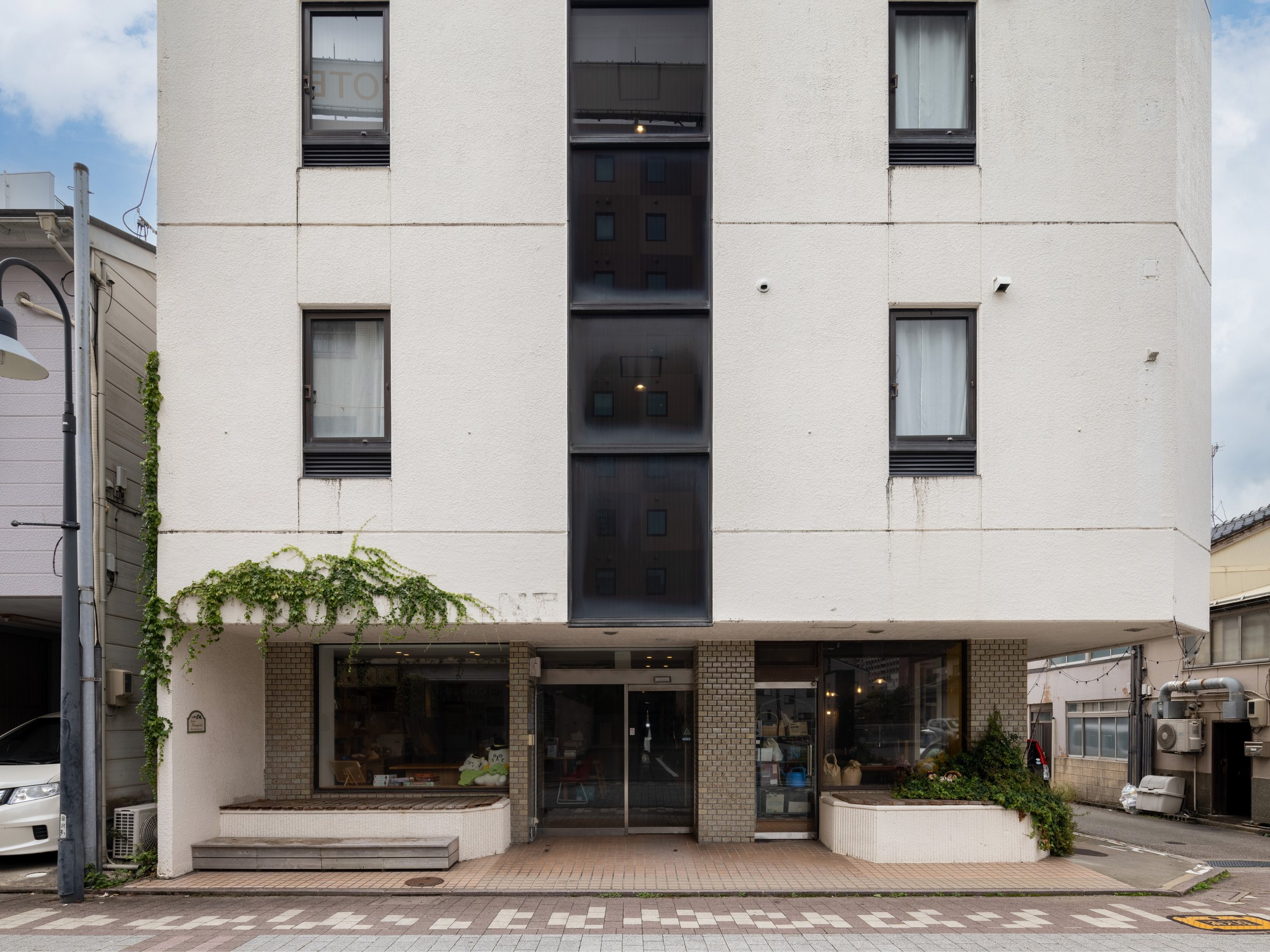 2025N10Ƀj[AI[vBmx[Vzeł