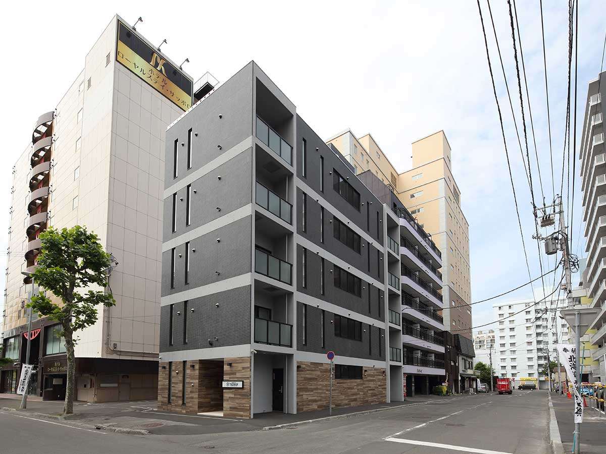 �O��