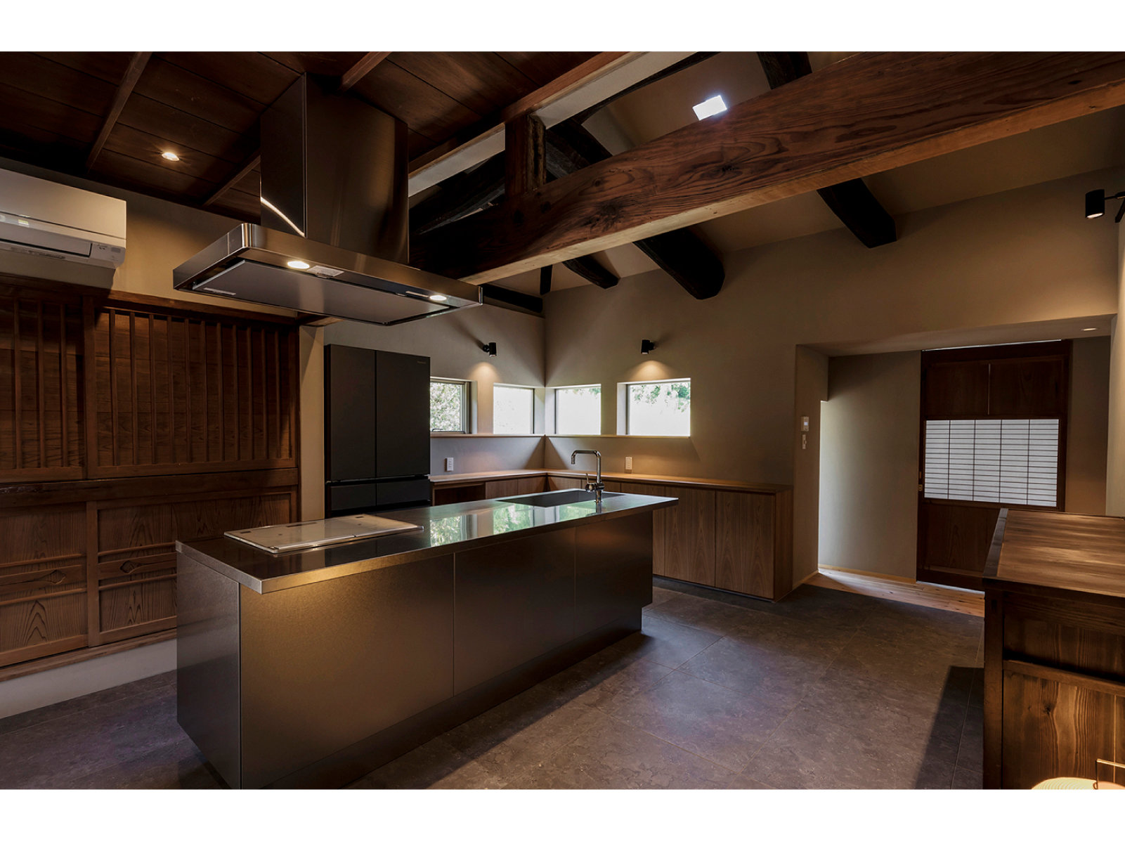 �z�S�N�̗������������J���I�ȋ�ԁB�ŐV�̃X�e�����X���A�C�����h�L�b�`���ŁA�����̎��Ԃ��������B