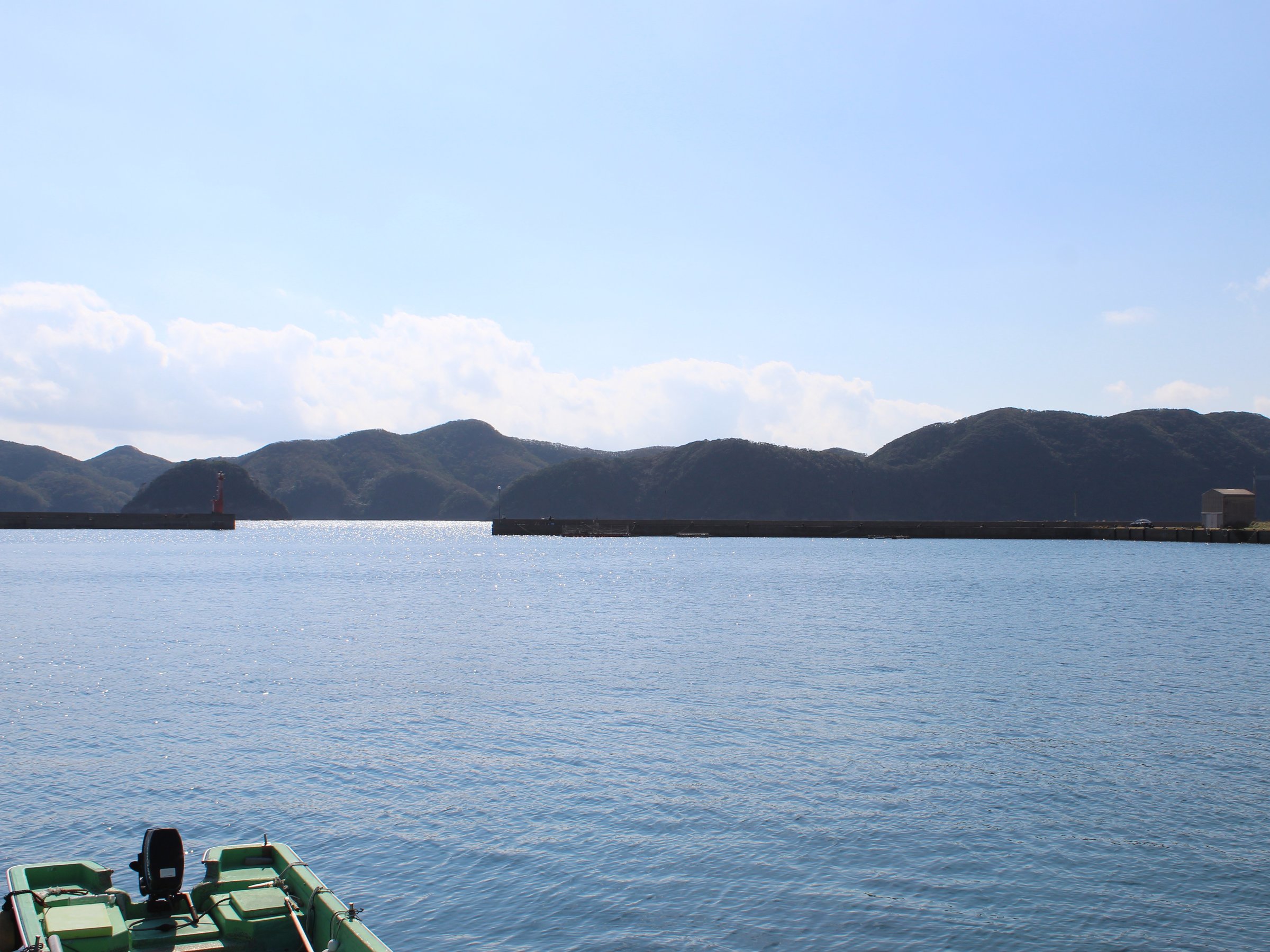 �k�����b�Ŗڂ̑O�ɍL����C�B