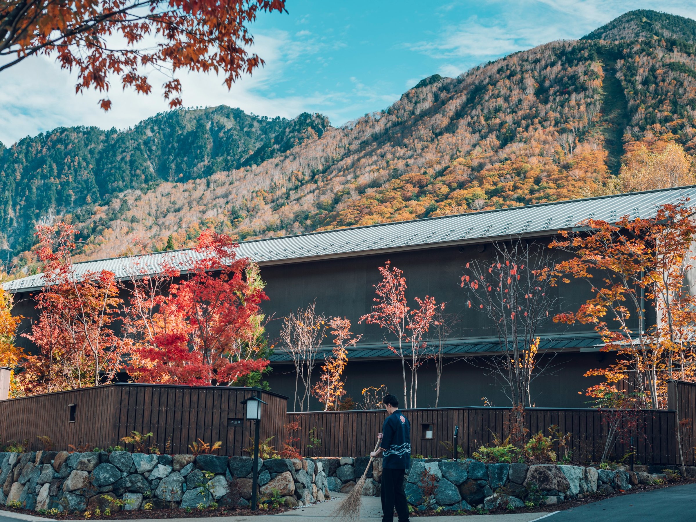 紅葉する北アルプスを背景にした界 奥飛騨の秋の外観（じゃらんnet掲載画像）