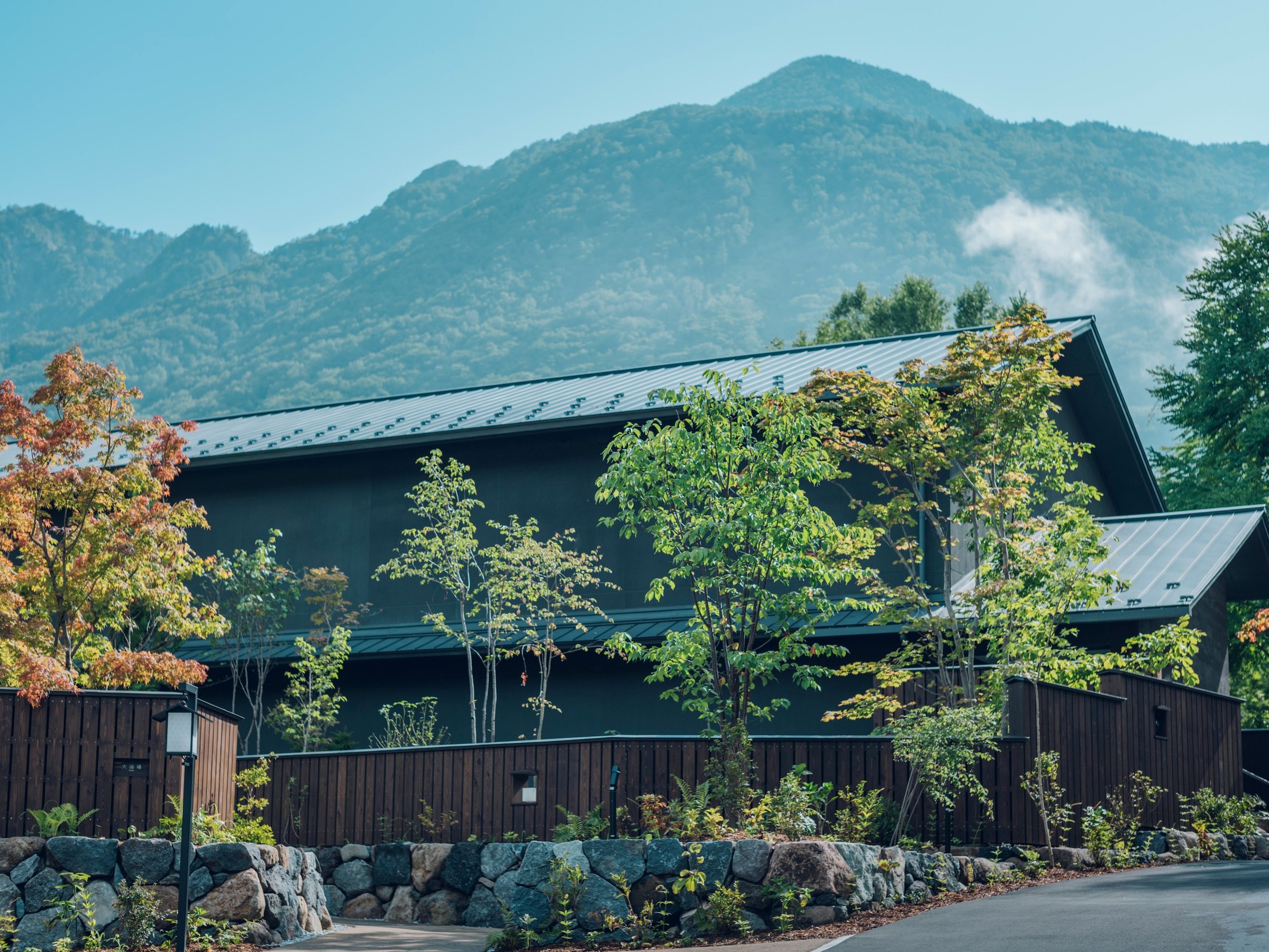 北アルプスの山並みを背景に建つ界 奥飛騨の外観（じゃらんnet掲載画像）