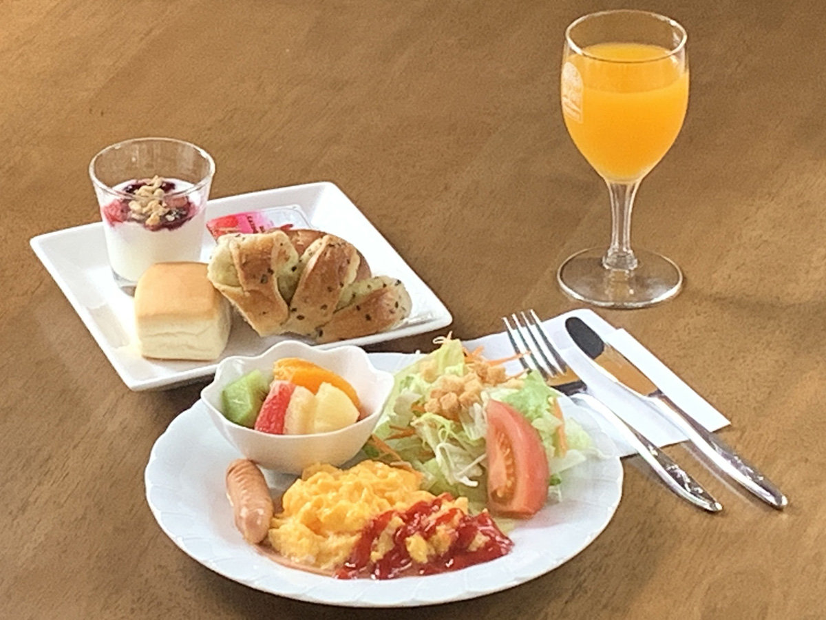朝食の一例。春〜秋は小鳥のさえずりを聞きながら朝食が楽しめます。