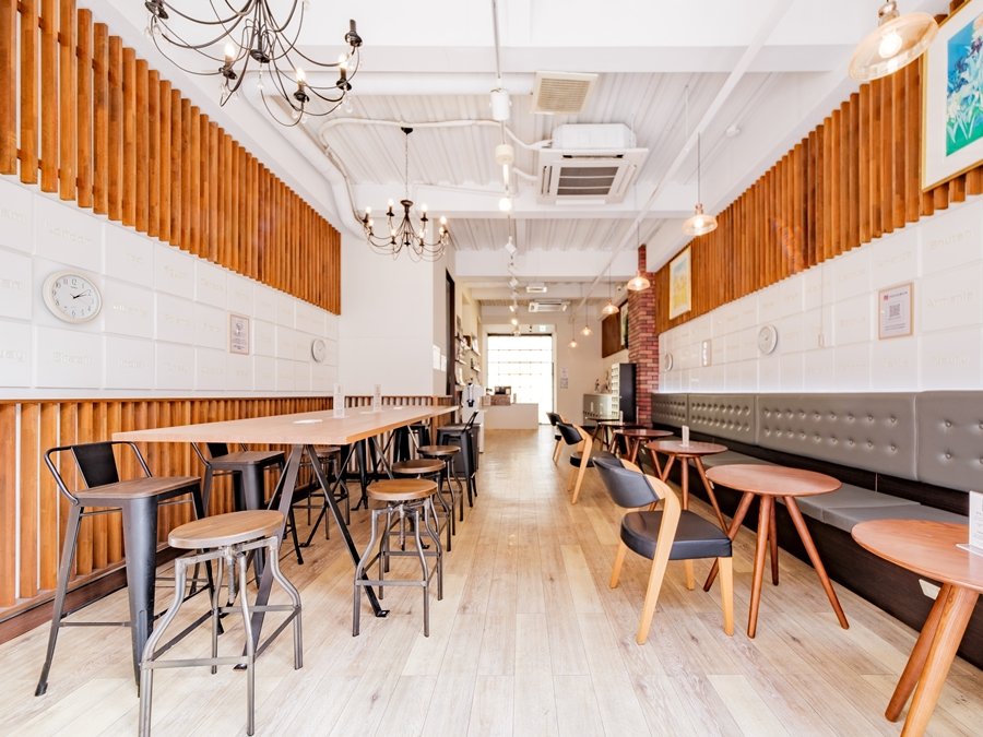 ���E���W