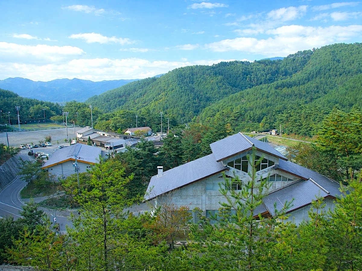 ���{�̎R�X�Ɉ͂܂ꂽ���R�L���ȏꏊ�ɏ����R���͂������܂�