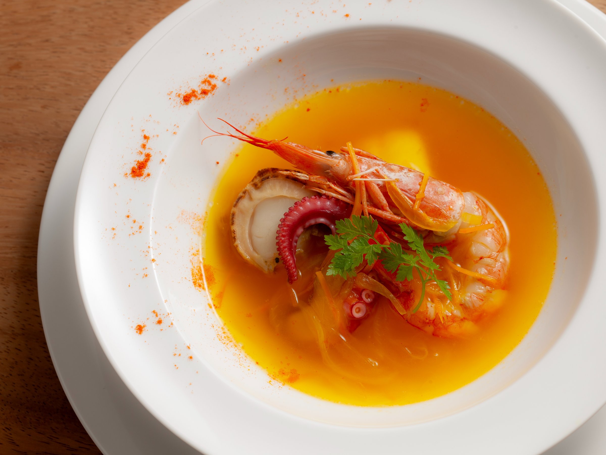 ����ނ̎|�����Ïk���ꂽ�X�[�v�ƁA�T�t�����̍��肪�L����u�C���x�[�X�͓��ق̊Ŕ��j���[