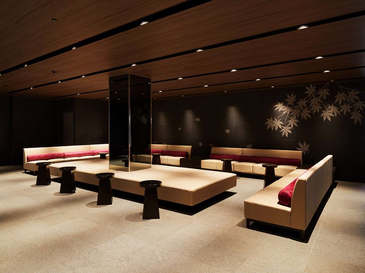 ���E���W