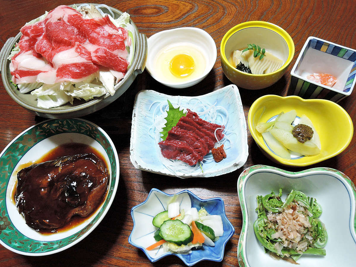 *�y�[�H/���z������h�����̎ς��ȂǁA�����̐H�ނ������\���������B