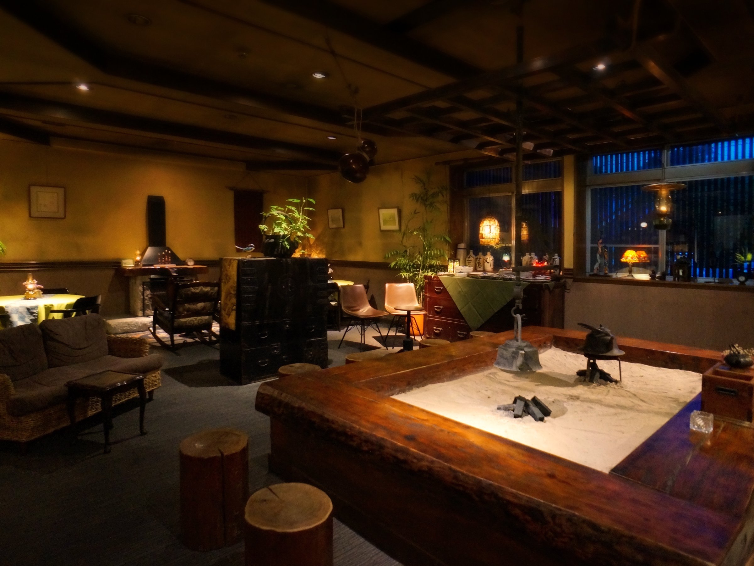 THE LOUNGE 