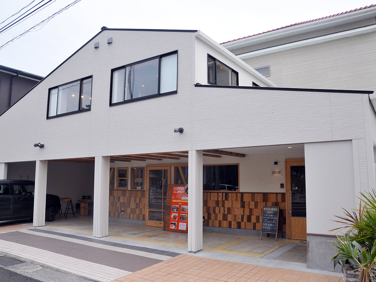 �E�y�O�ρz�T�[�t�B���̂��Ƃ͕��݂̃J�t�F�ł��т�����B�S�g�Ƃ��ɖ��������ЂƎ������߂�����������