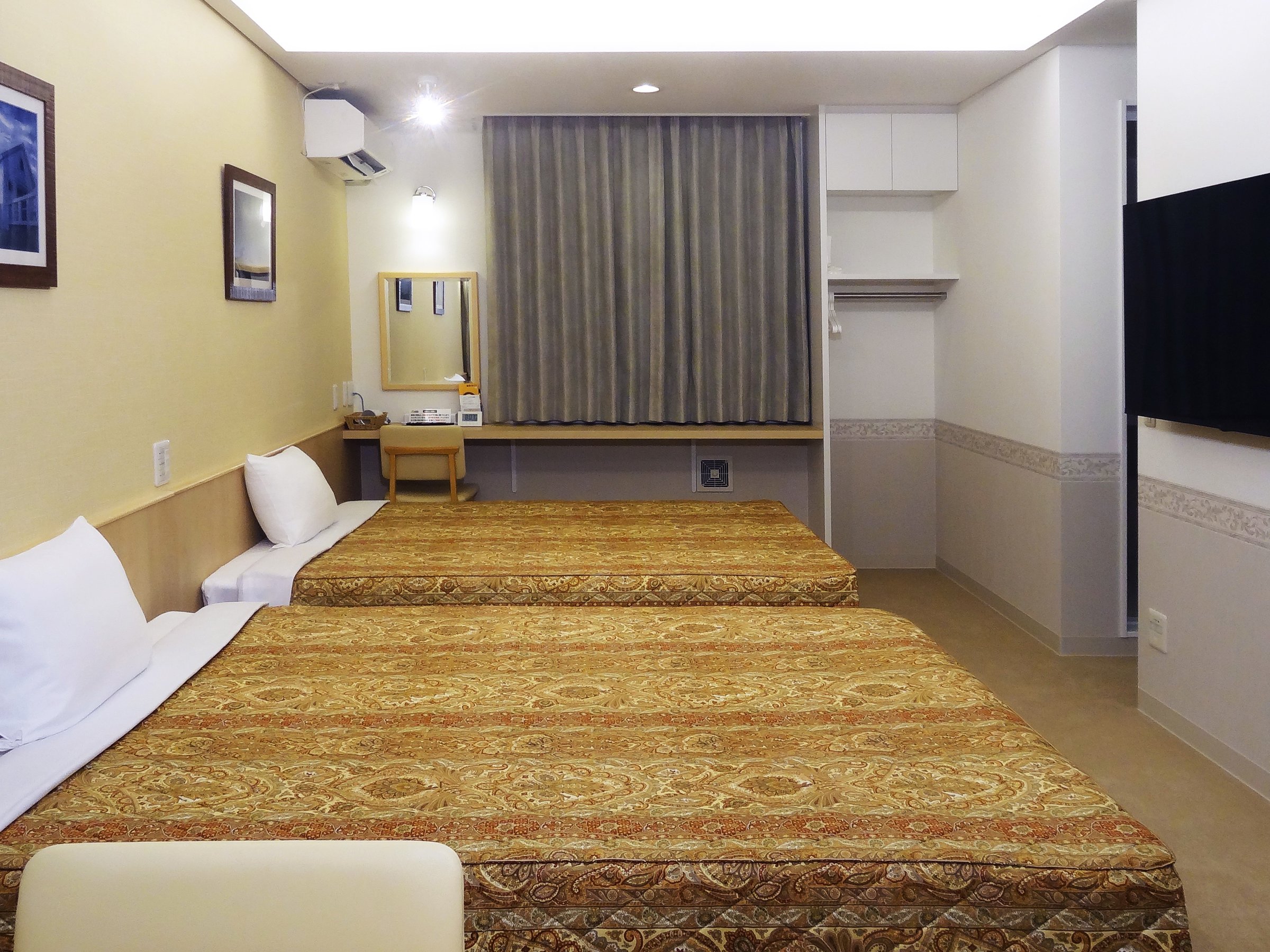 ��25�u�̍L���ɁA��1.5m�ȏ�̑�^�x�b�h2��B1���`�e�q4�l�܂ŏh���B�S�������l�b�g�ڑ��B