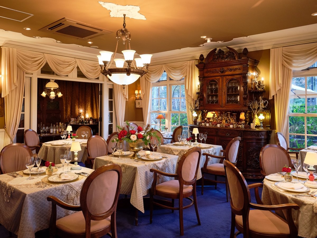 *�ʓ@�_�C�j���O�uRUZE classique�v/�{���̃A���e�B�[�N�Ɉ͂܂ꂽ�_�C�j���O