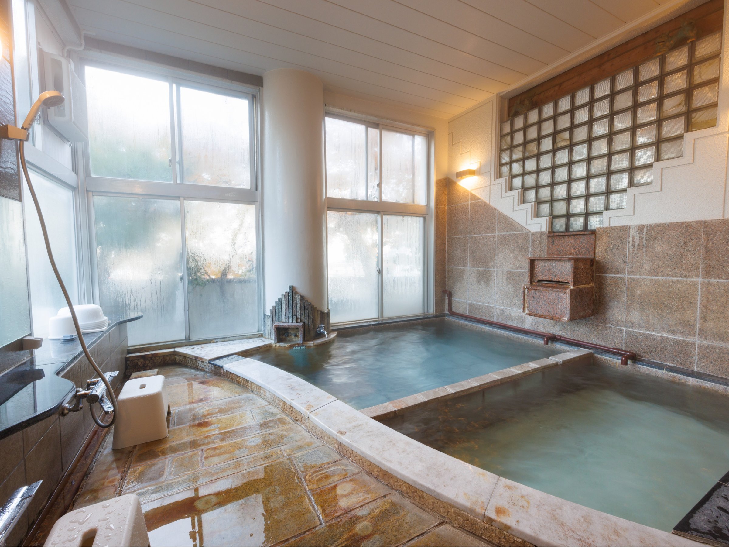 �嗁��͂����Ƃʂ铒�̗������y���߂܂��B������͋G�ߐ܁X�̖؁X�𒭂߂��A�J���I�ȋ�Ԃł��B