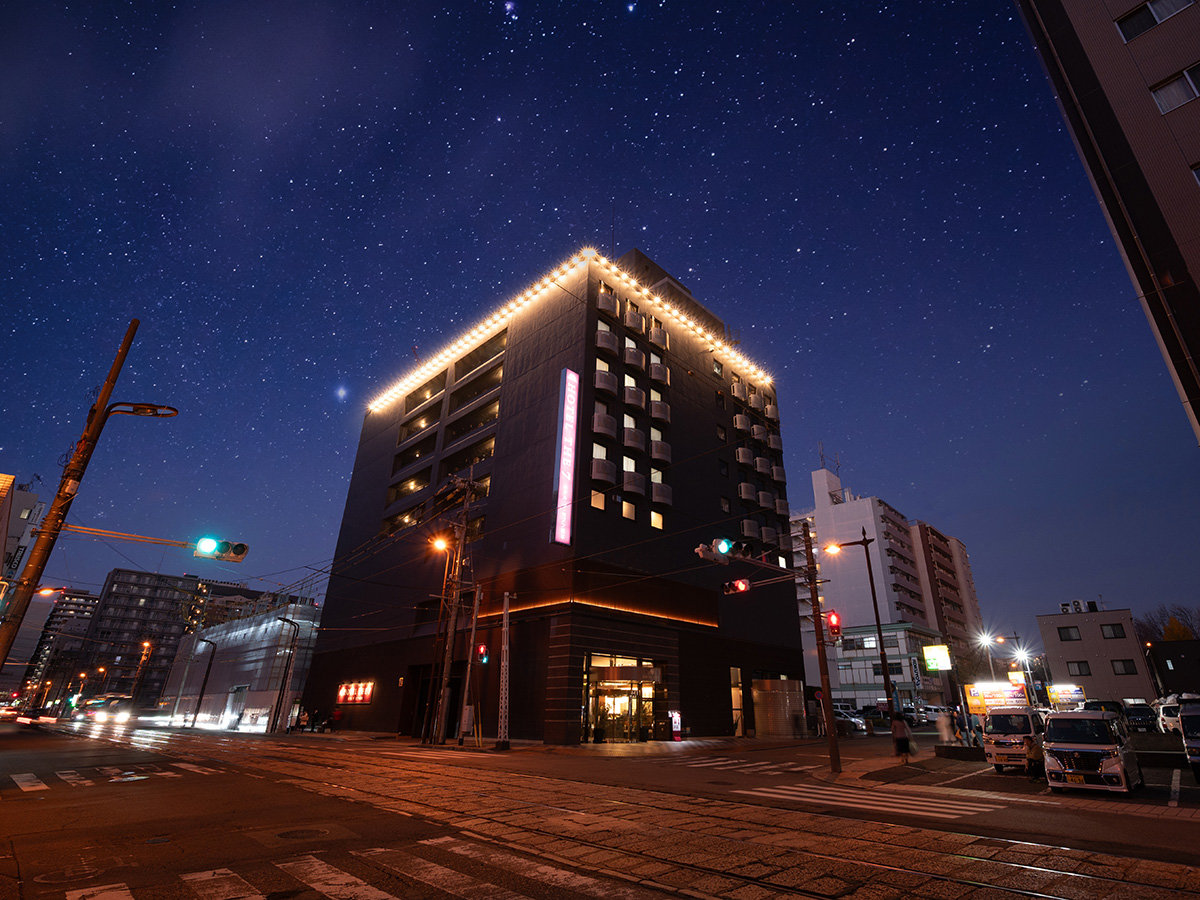 �yHOTEL THE 7�z�����΂̓��ŗ��̔�������Ȃ���A�S�����ނЂƂƂ����B