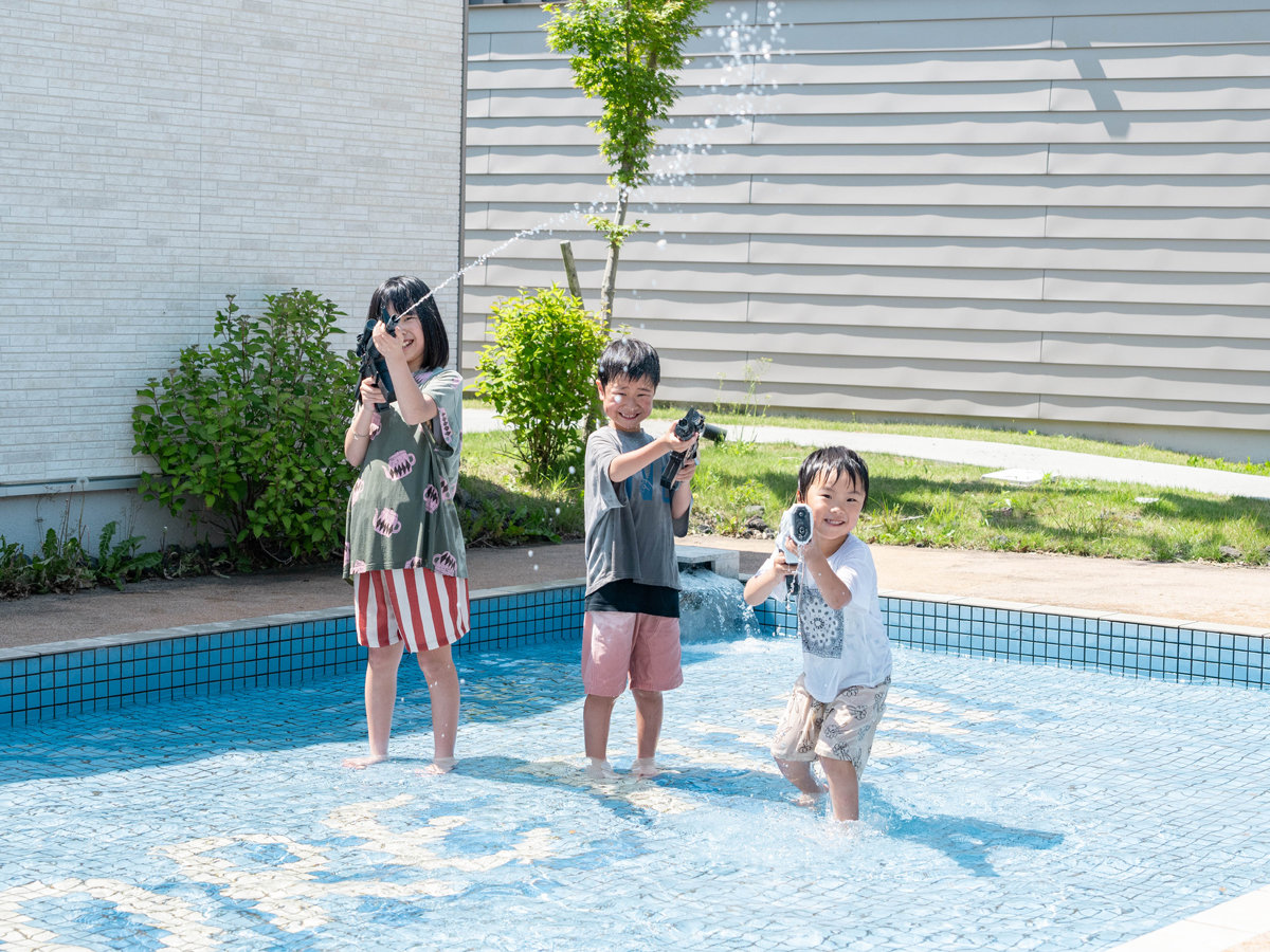 �y�^Aqua Terrace�z�Ă͐󂢃v�[���Ƃ��ĊJ�����􏬂��Ȃ��q�l�����S�ł��B