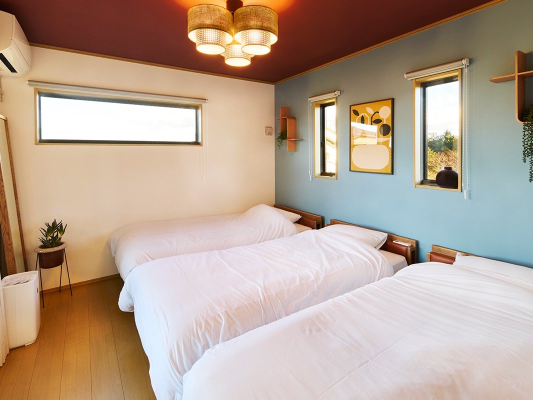 シングルベッドを三台置いた広々としたベッドルーム。