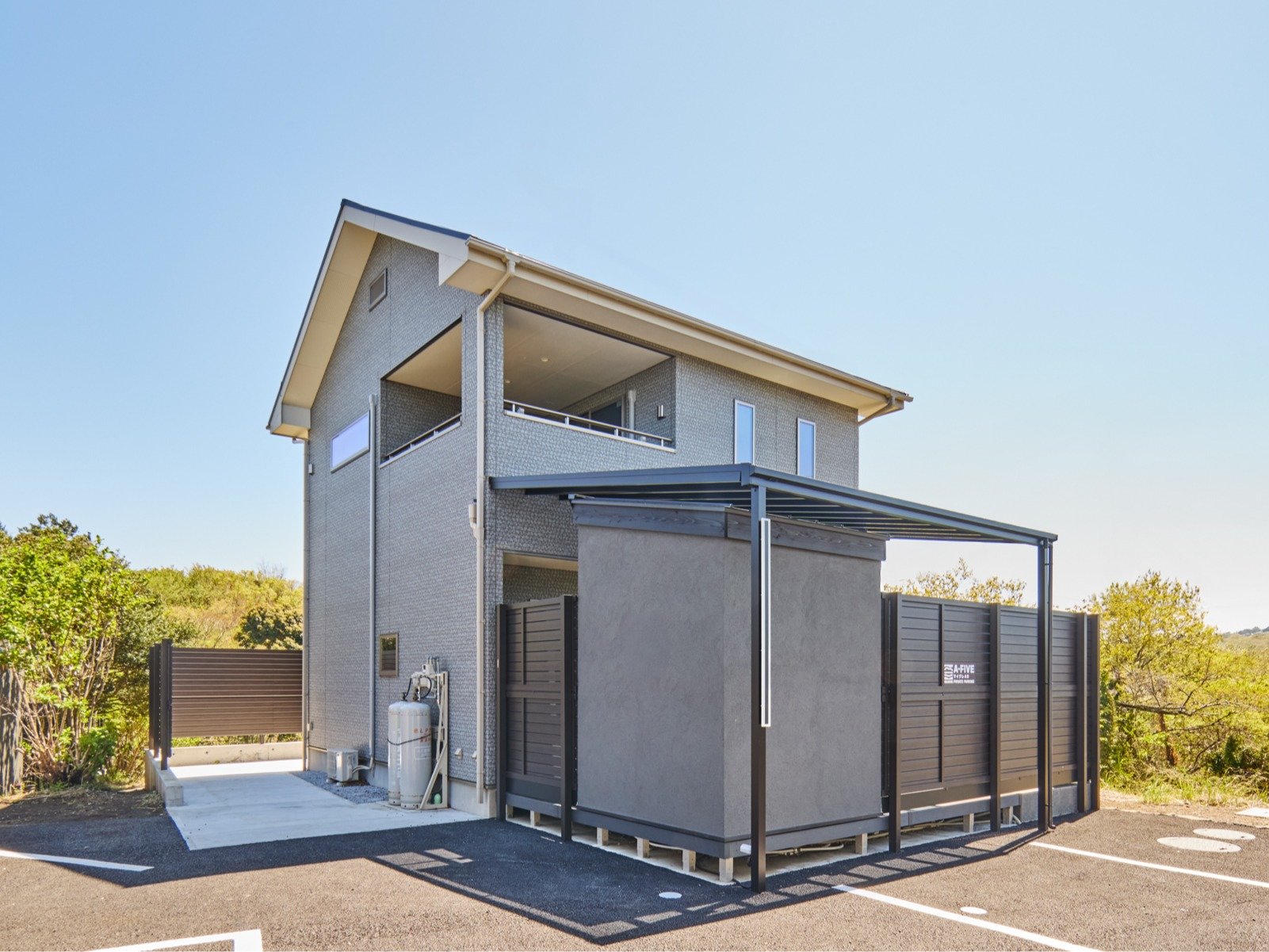 新築の綺麗な外観