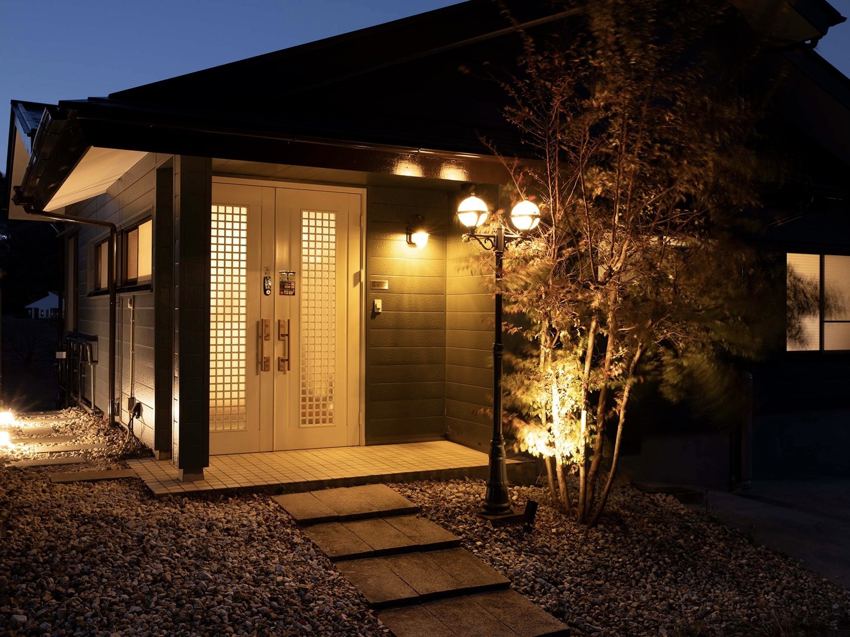 �y�O�ρz�}�C�O���t�B�[���Y�ւ悤�����B���R�Ɉ͂܂ꂽ�M�C�̍���ɘȂވ꓏�ݕʑ��ł��B