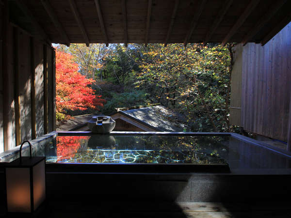 紅葉を眺めながら入浴できるしょうげつの貸切露天風呂（じゃらんnet掲載画像）