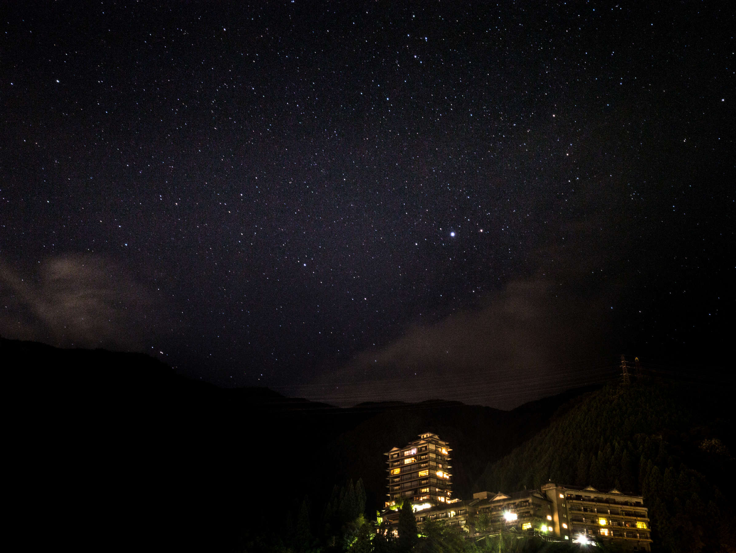 星空の下に建つ今宵 天空に遊ぶ しょうげつの高台外観（じゃらんnet掲載画像）