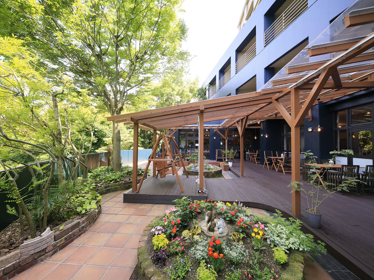 �y�K�[�f���e���X�z�΂Ɉ͂܂ꂽ�J���I�ȃe���X