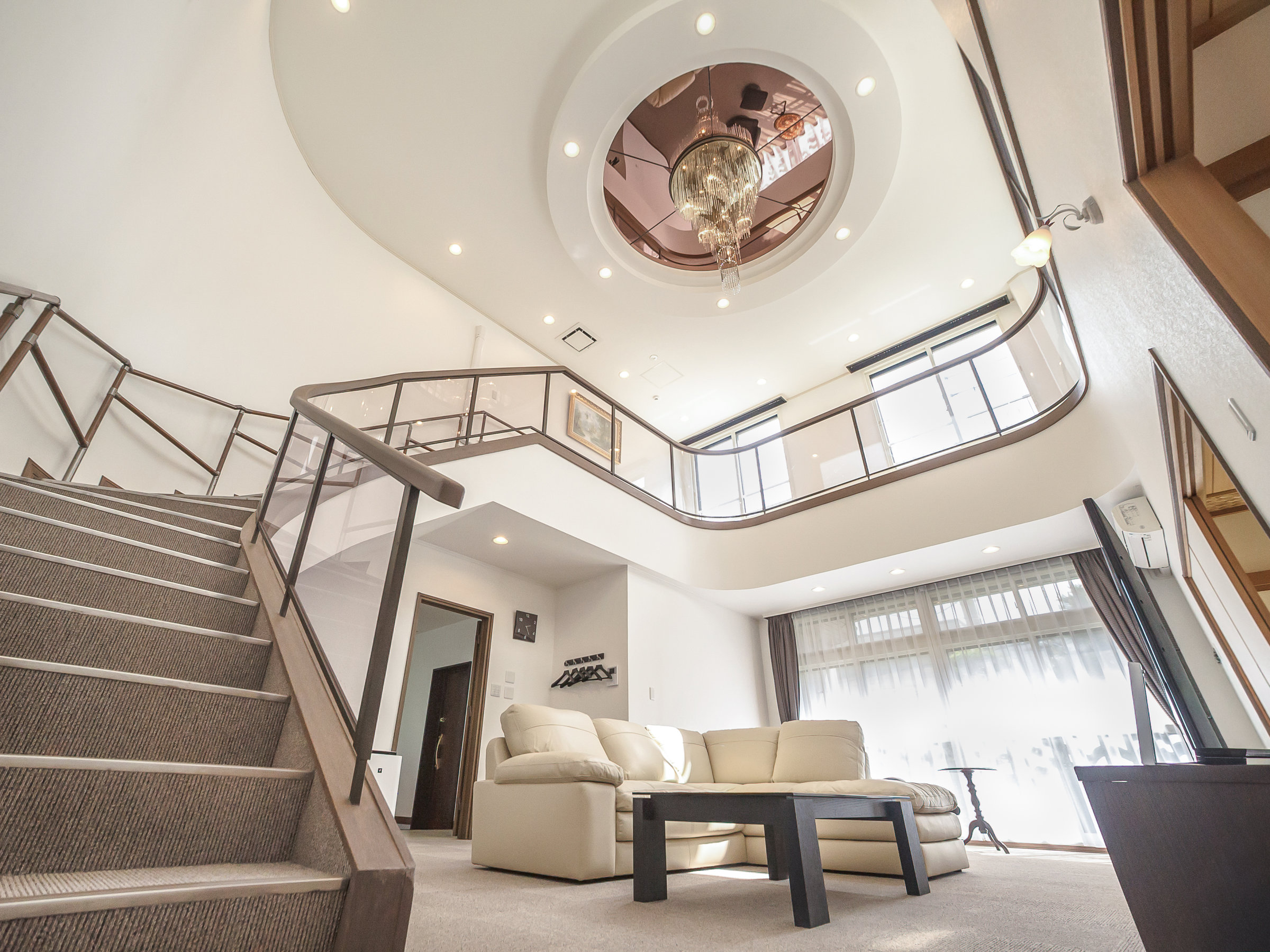 201 ���C�����X�C�[�g�^���r���O�E��������