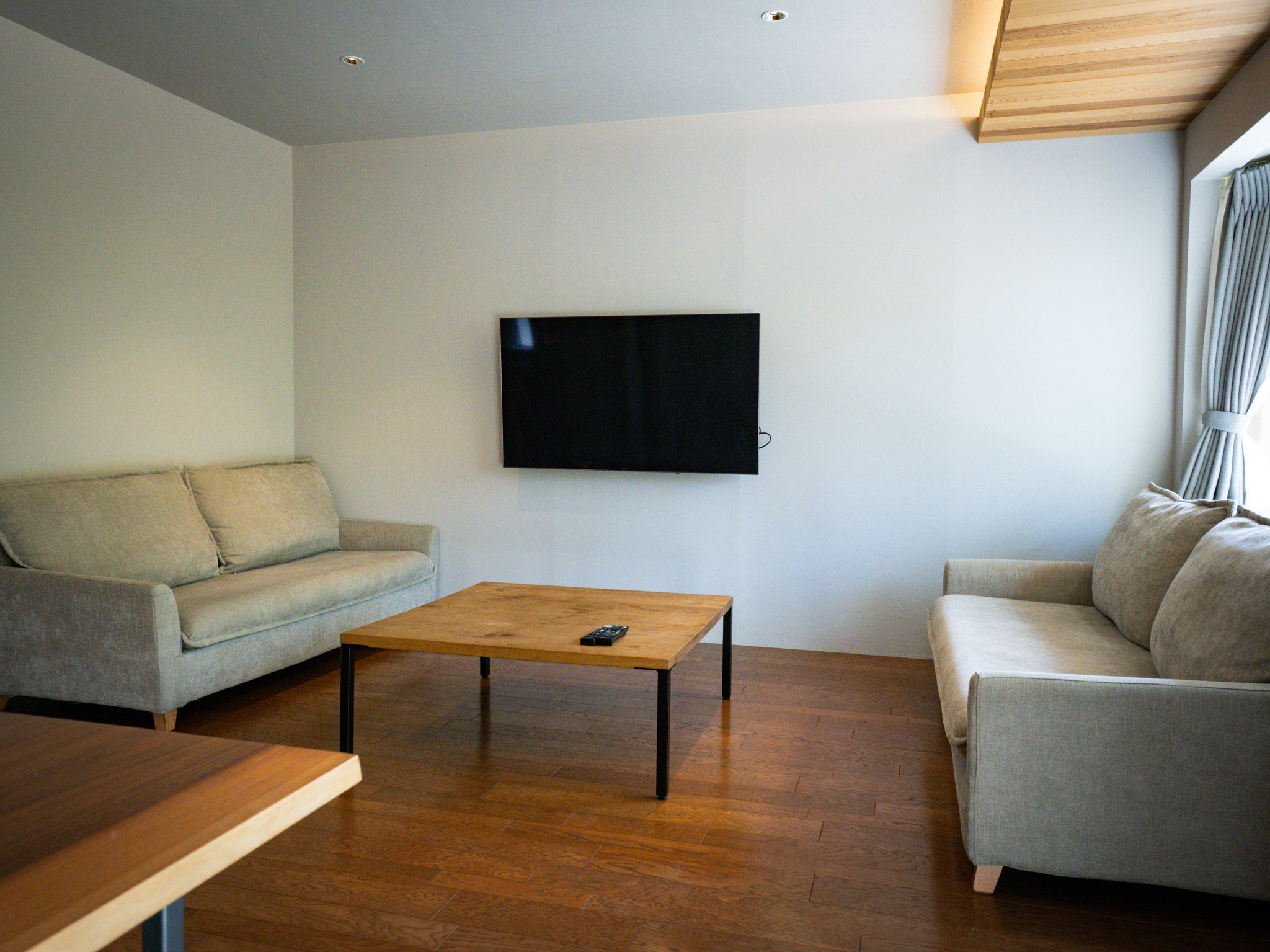 ���r���O