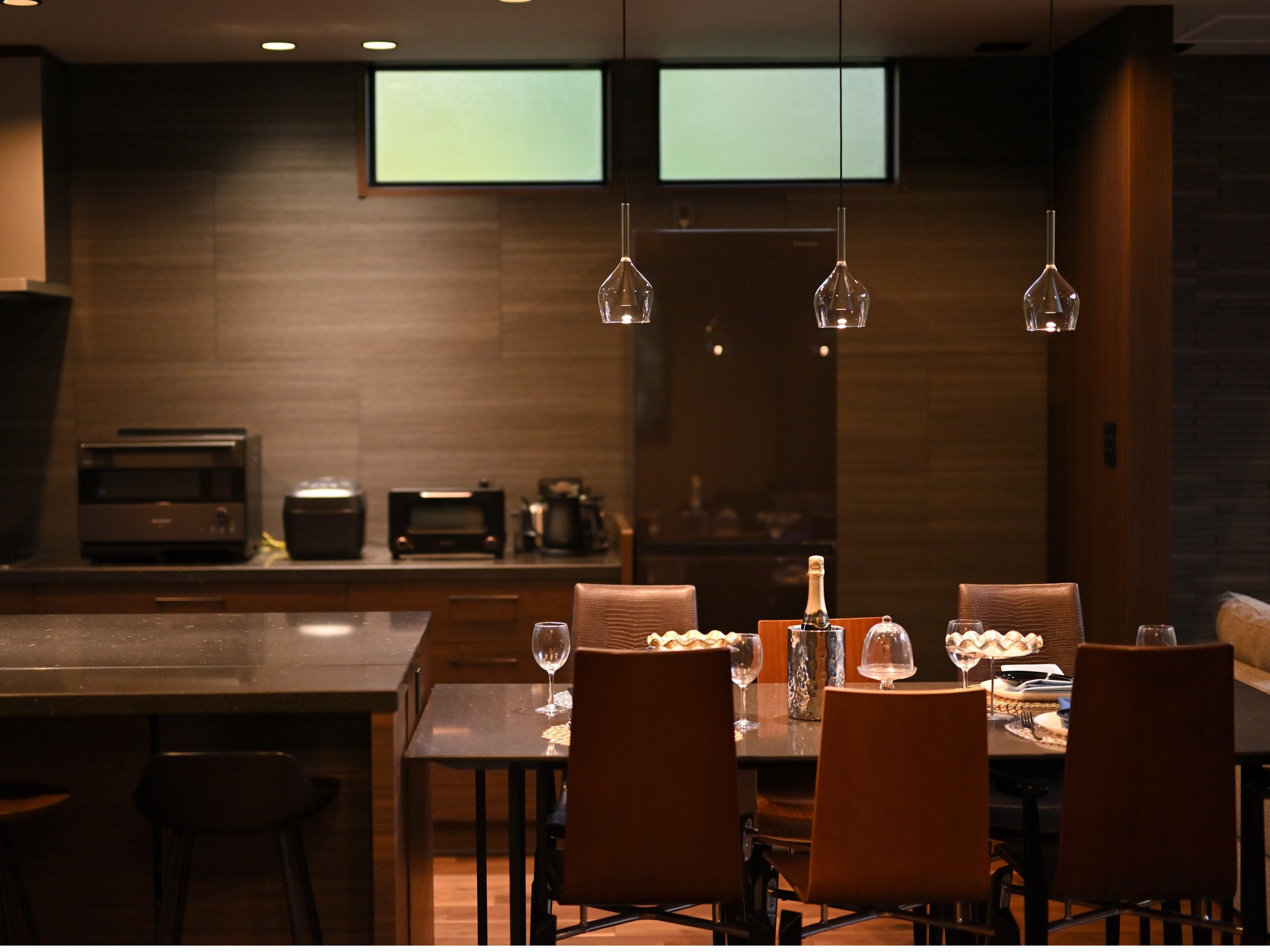 �_�C�j���O�e�[�u���ƃL�b�`���J�E���^�[�@���C���O���X���������܂��B