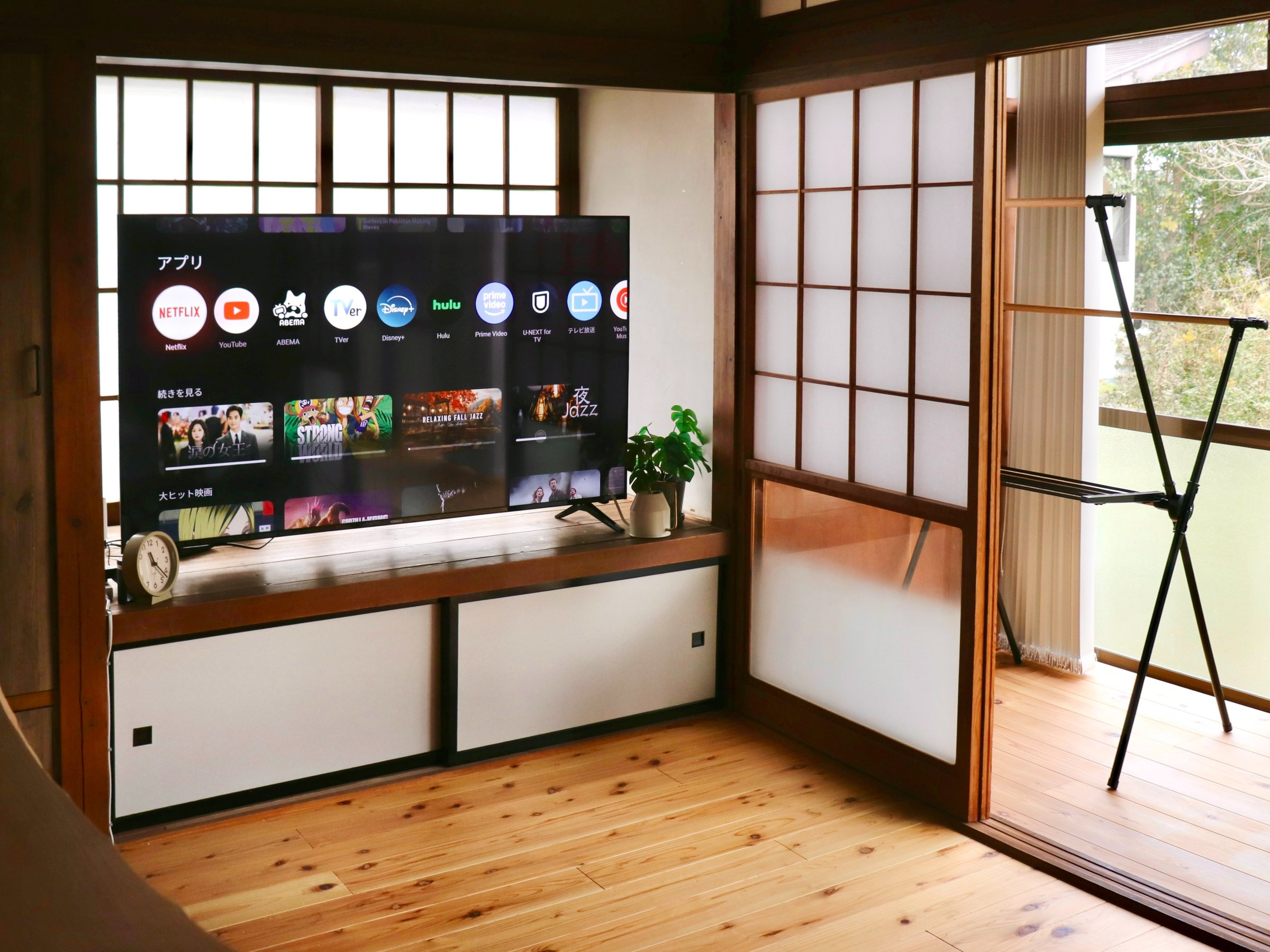 GoogleTV��Netflix��YouTube�����邱�Ƃ��ł��܂��B�n��g�����͌����܂���B