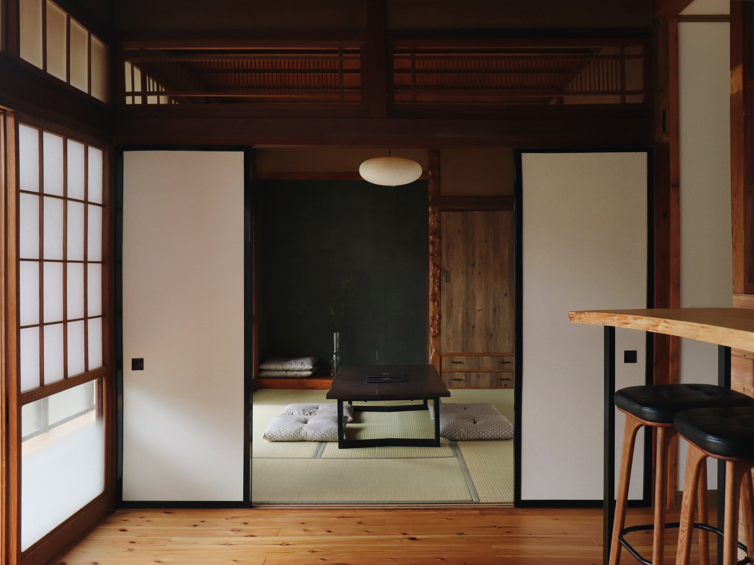 ���r���O�ׂ̗ɘa��������܂��B�����b�N�X���ĉ߂����܂��B