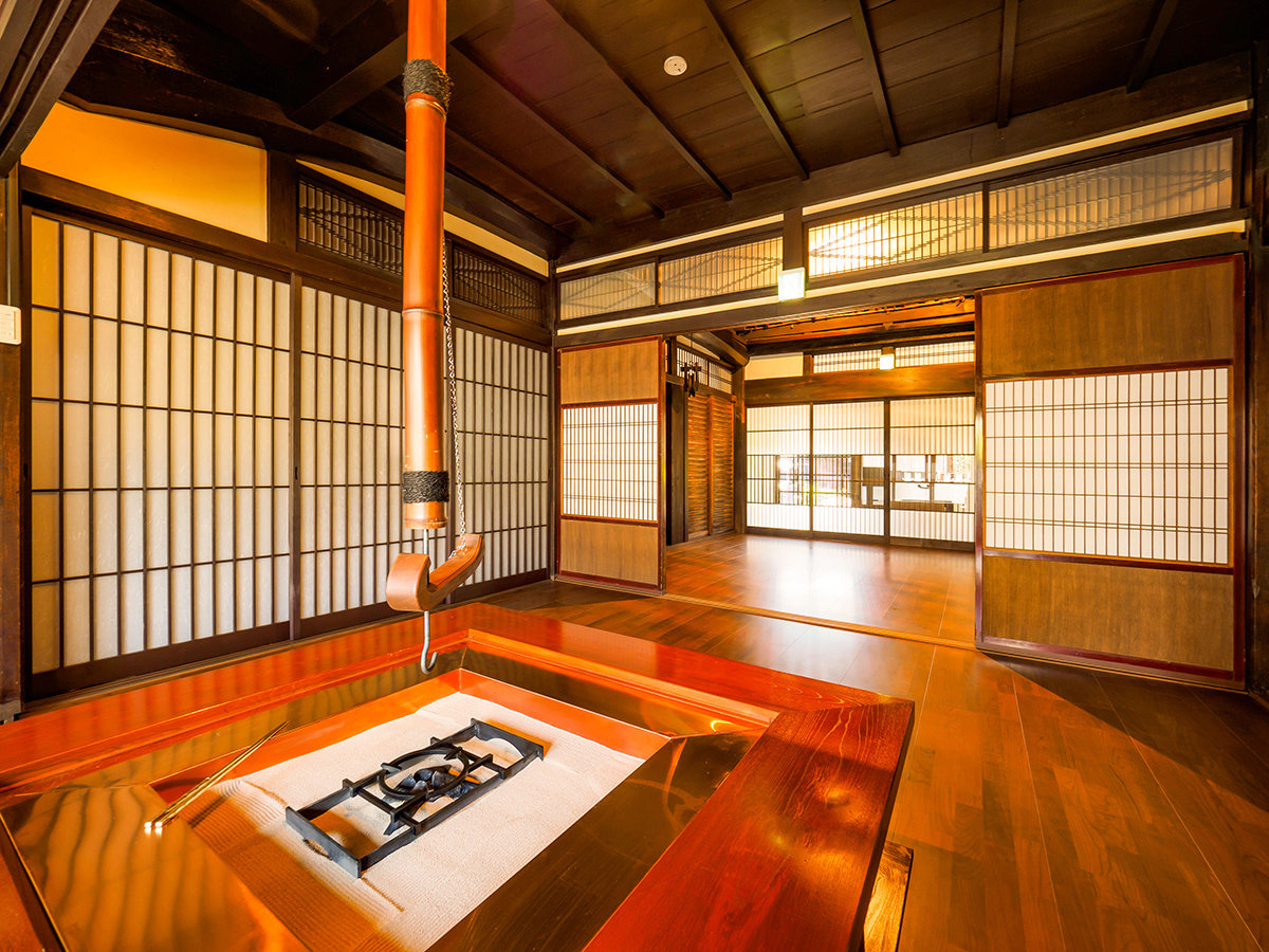 �E���Ԃł͈͘F�����͂�Œc�R�̂ЂƂƂ���