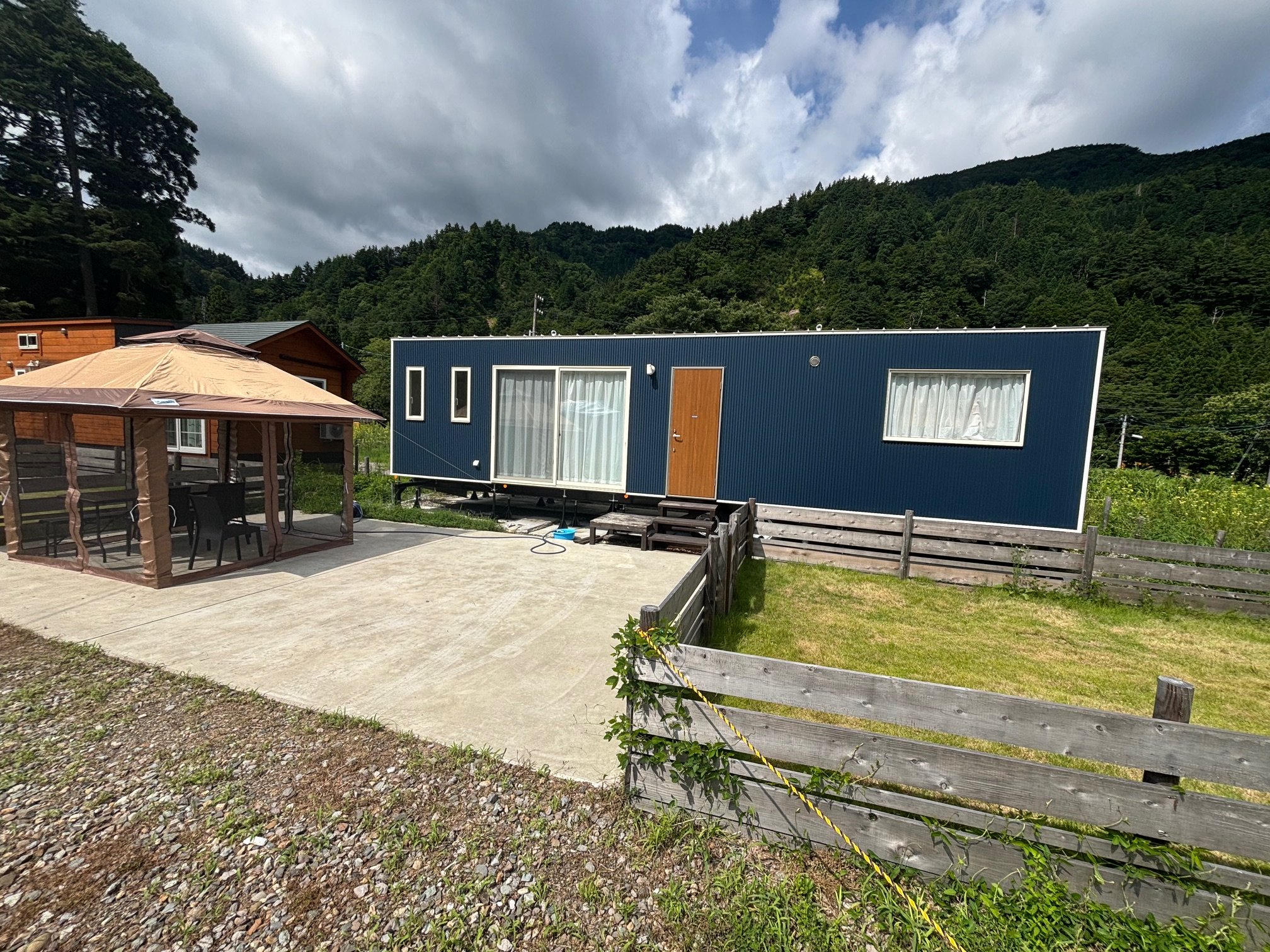 �g���[���[�n�E�X�O��