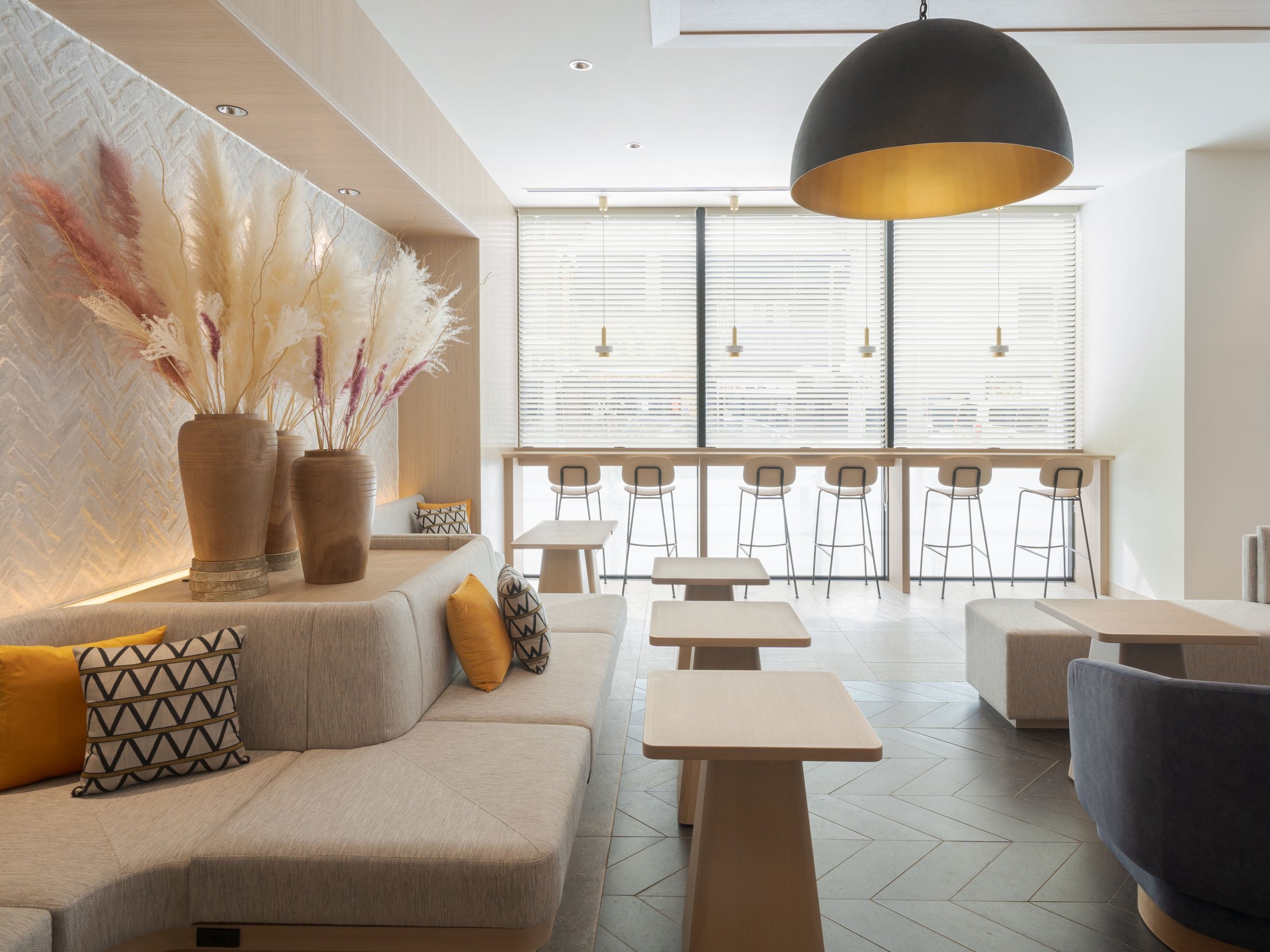the b lounge
