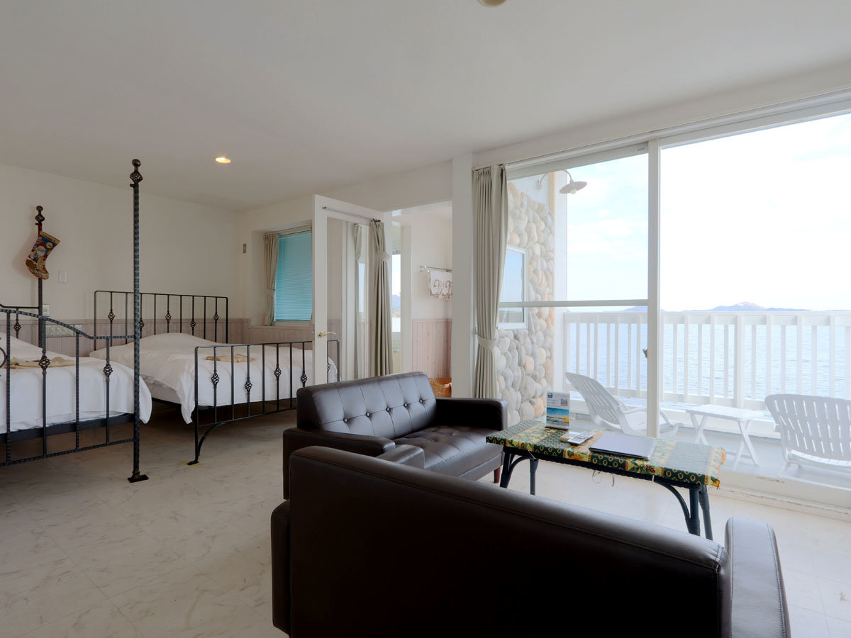 �{��7�������Î�ƌi�F�ɕ�܂��A�����̑؍݂�