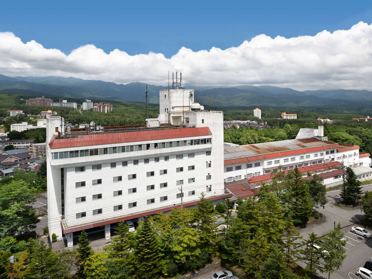 ���䗧�n�̃p�m���}�W�]�`��ɐ�ԎR�A���ɑ��Ô����R�`