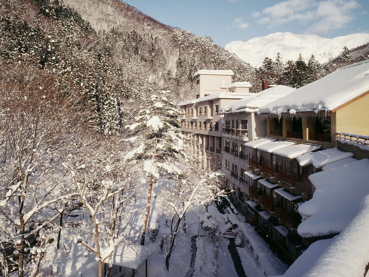 �w�O�ρx�i�n�G�̗l�Ȍi�F���L����~�̌i�ρj�~�͐^�����Ȑ�ɕ�܂�錶�z�I�Ȃ݂Ȃ��݁B