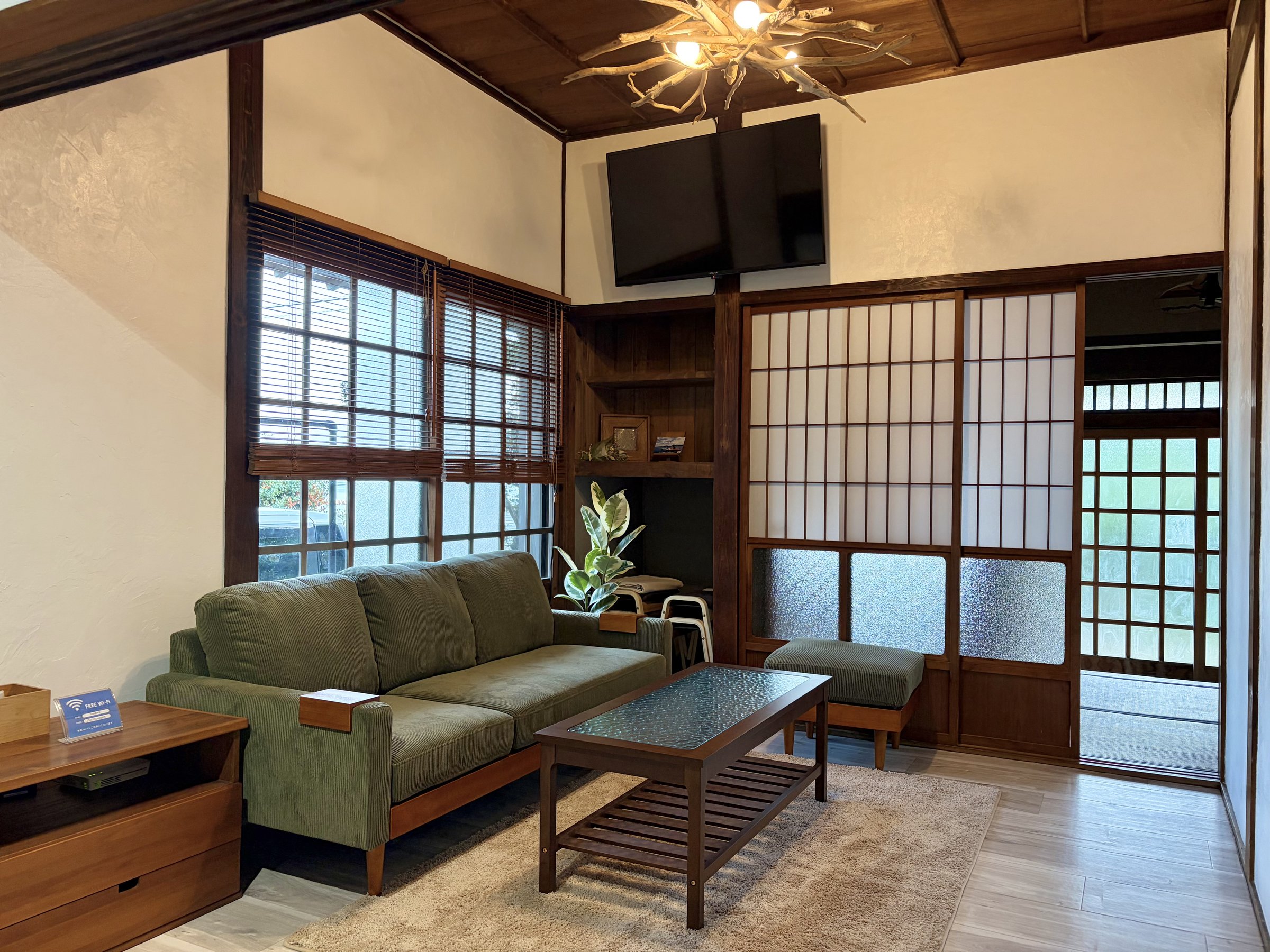 ���؂̃��C�g�ŉ�����̂��郊�r���O���[��