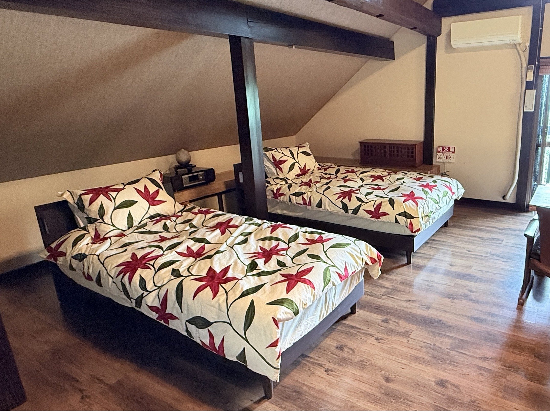 �Z�~�_�u���x�b�h�ƃV���O���x�b�h���e1�䂸�p�ӂ��Ă��܂��B