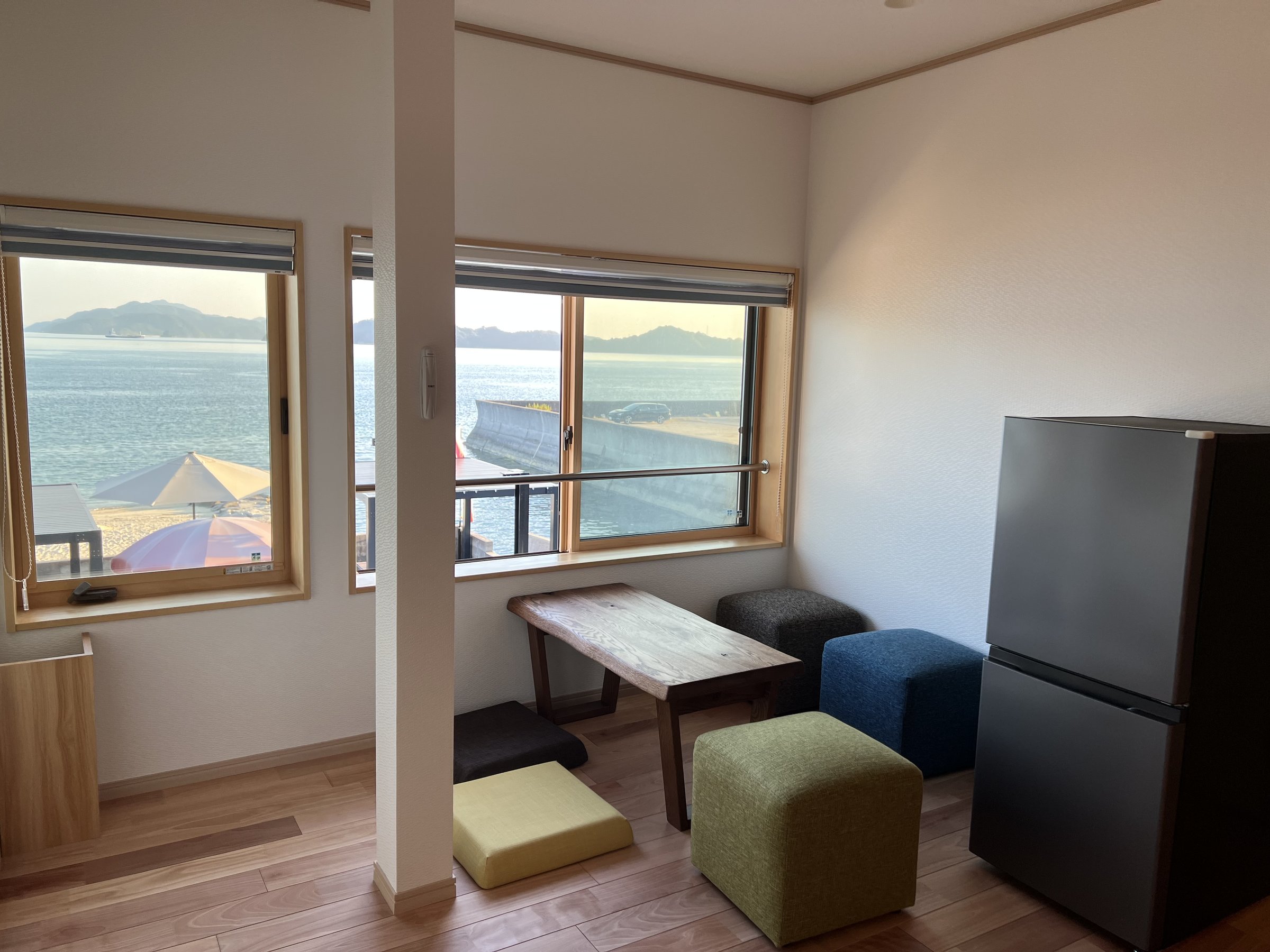 �c�R�A���났�X�y�[�X�B�①�ɂɂ͂����₨���A�W���[�X�A�A���R�[���Ȃǂ�u���Ă��܂��B