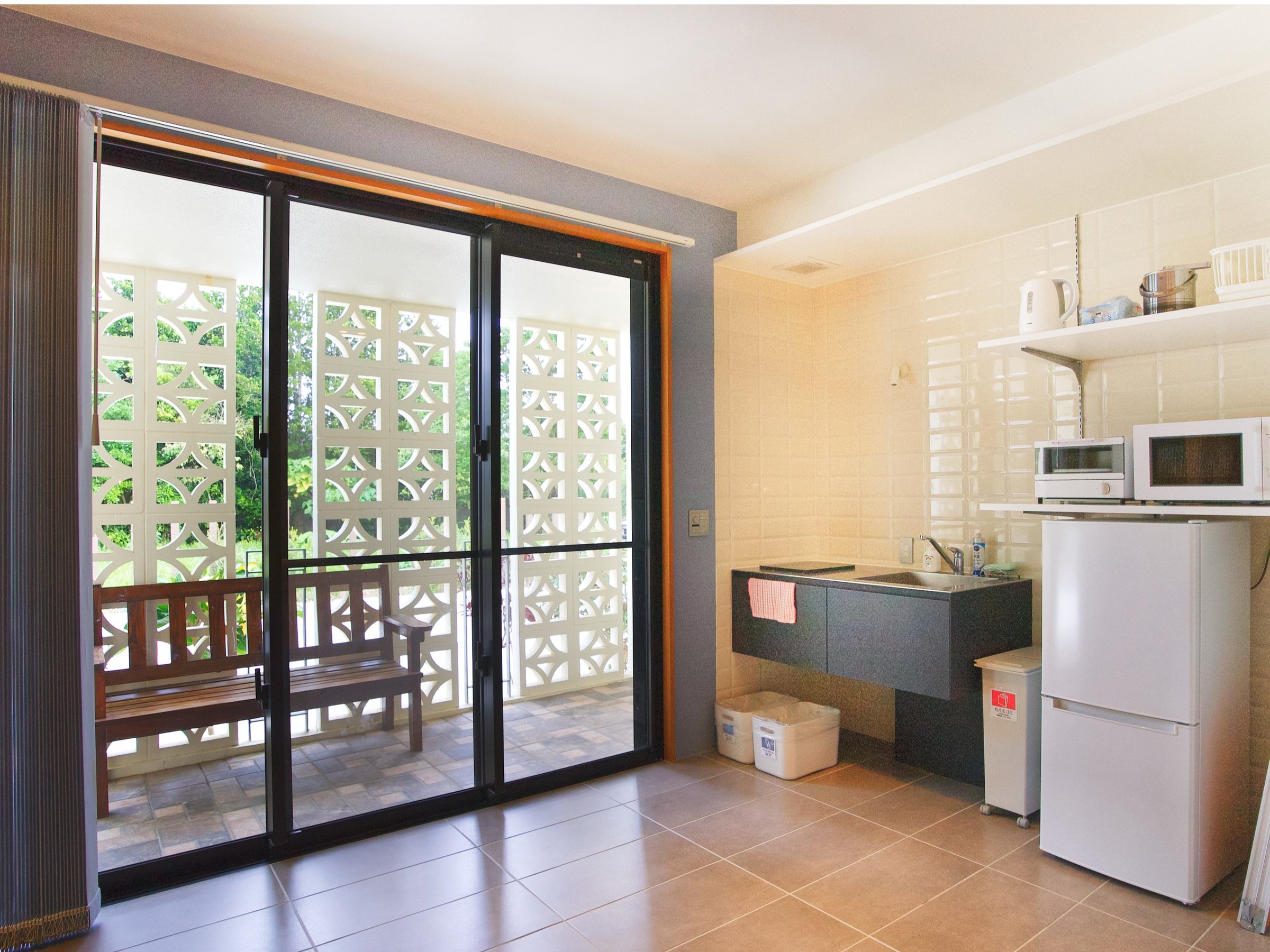 �yA���z�L�b�`��/�e���X�B�①�ɁA�d�q�����W�A�t���C�p���Ȃǈ�ʂ�̒������𑵂��Ă���܂��B