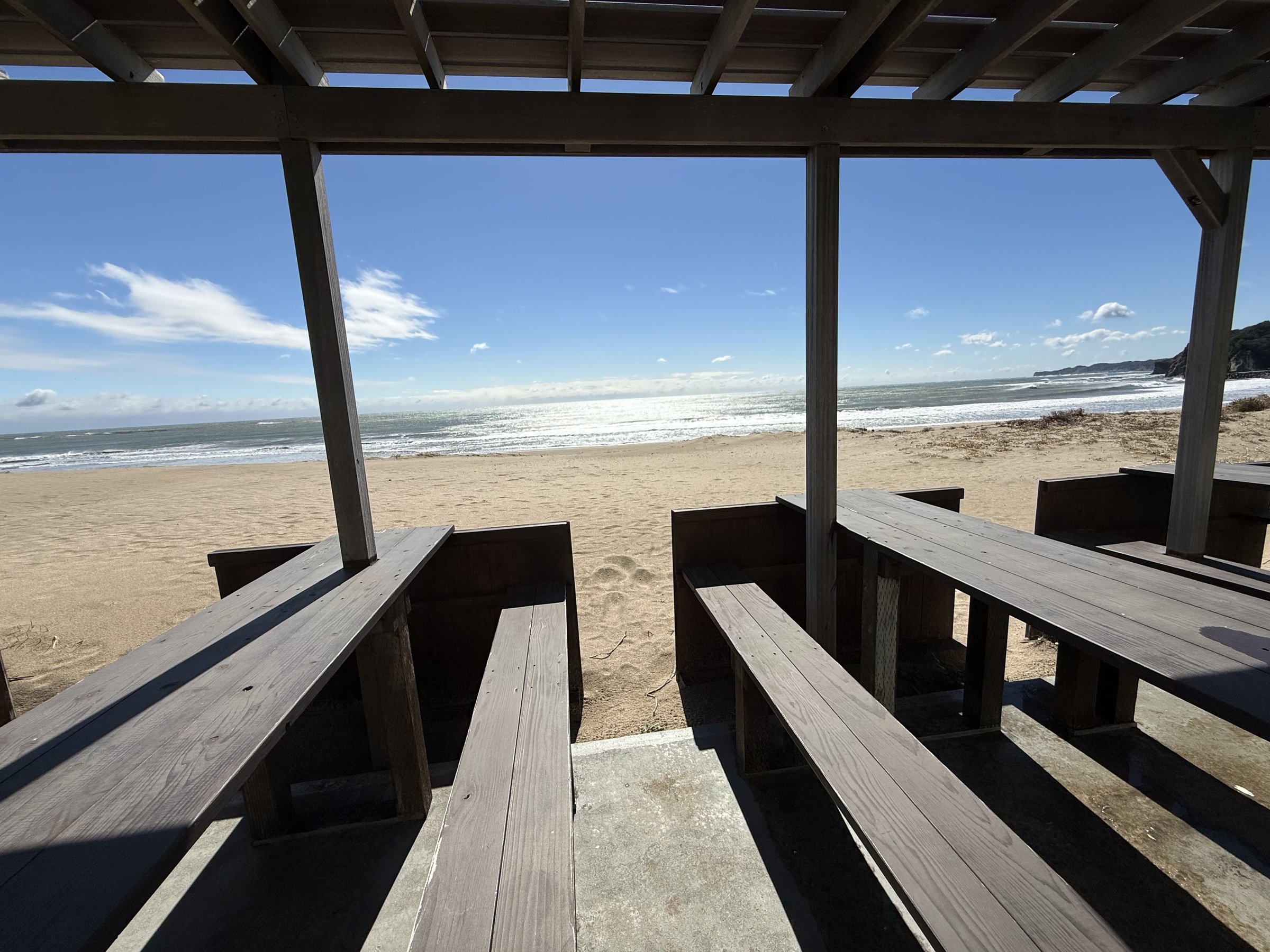 �C��ڂ̑O�ɂ���BBQ�f�b�L�ł́A�g���𕷂��Ȃ���A�C�ӂ̎��Ԃ��y���߂܂��B