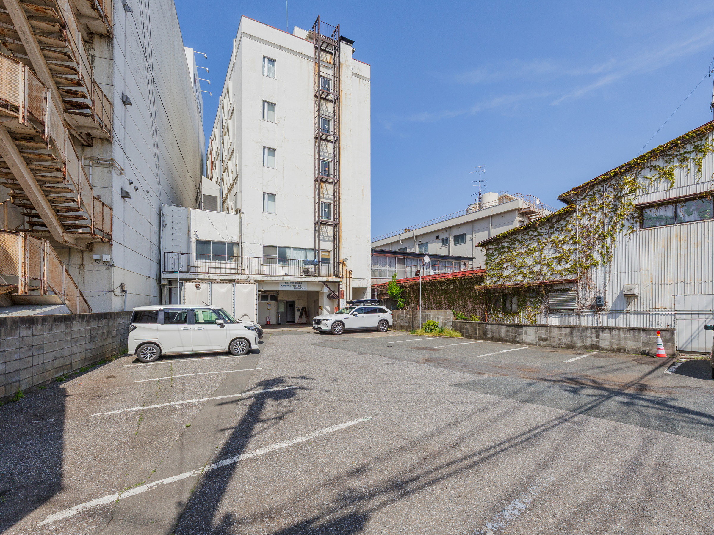 【駐車場】敷地内に平置き駐車場を完備しております(普通車300円/1泊)