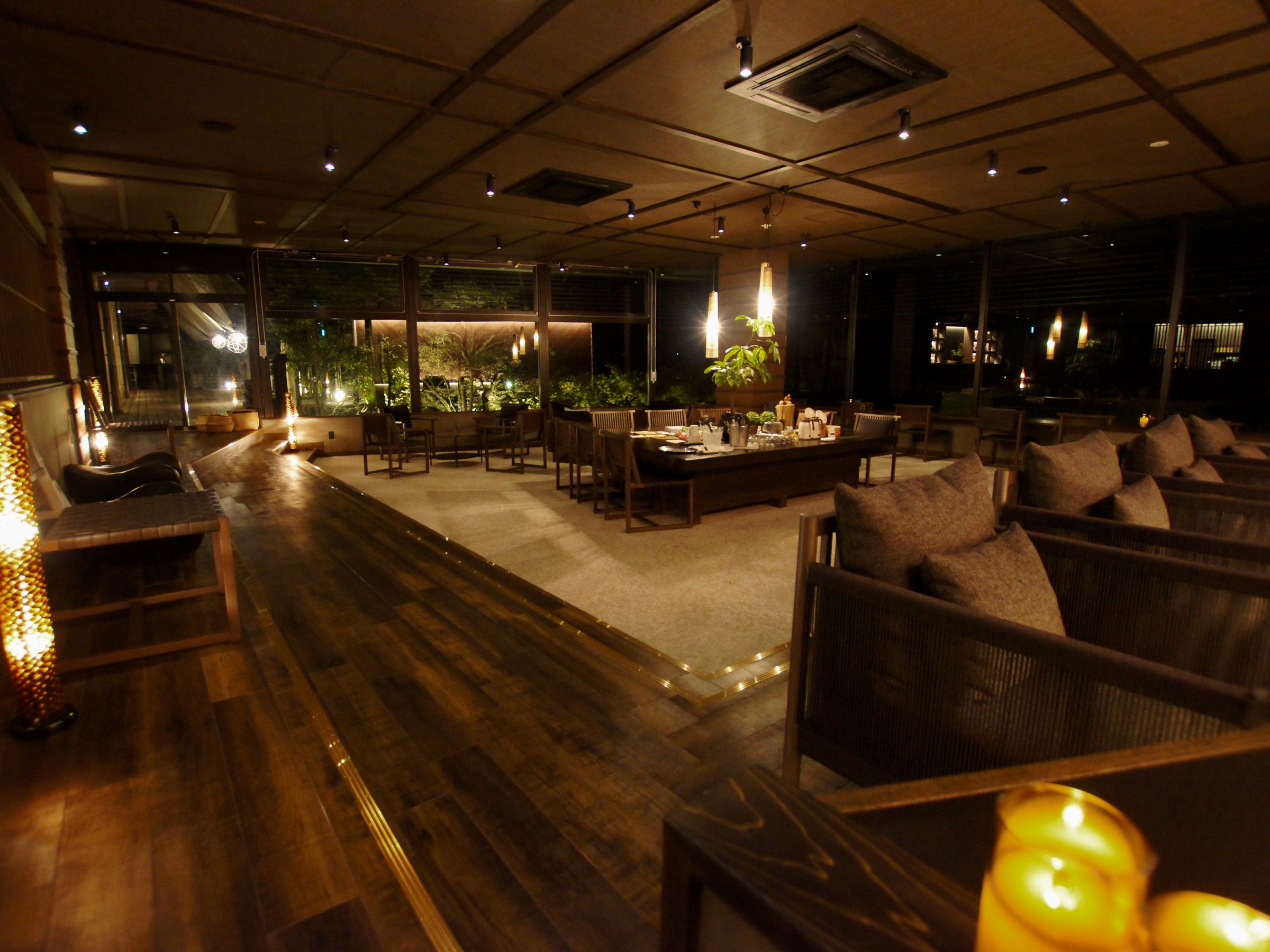 �����LOUNGE�@�Â��Ȍk�J�ɂ��炩�ȓ��肪����ꏊ