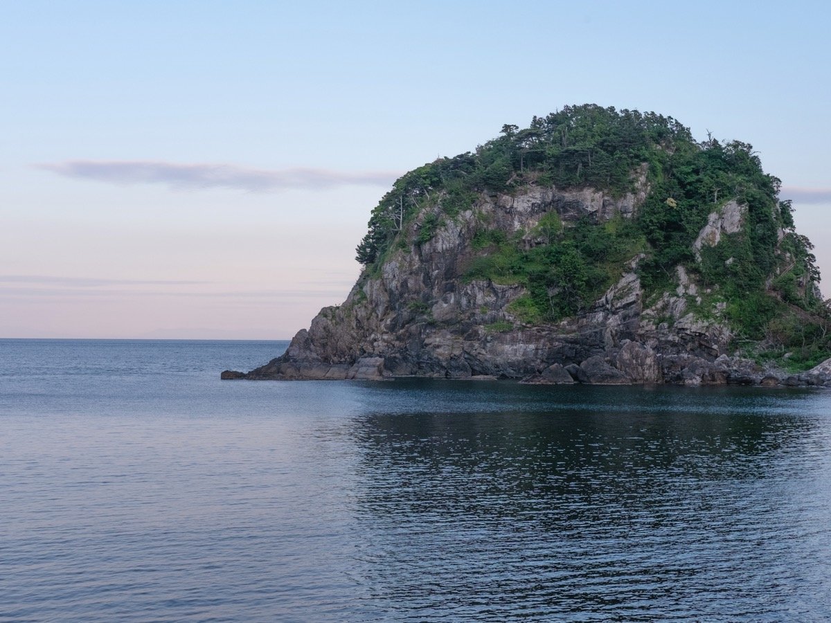 �傫�ȕٓV��Ƃ����₪����ׁA���������Ă����₩�Ő��񂾊C���y���߂܂�