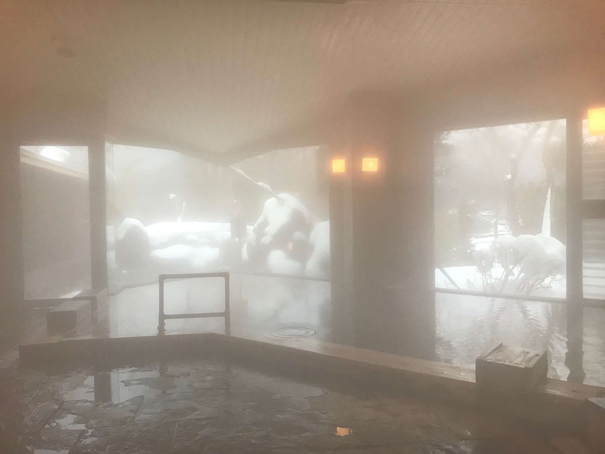女湯 湯けむり冬景色