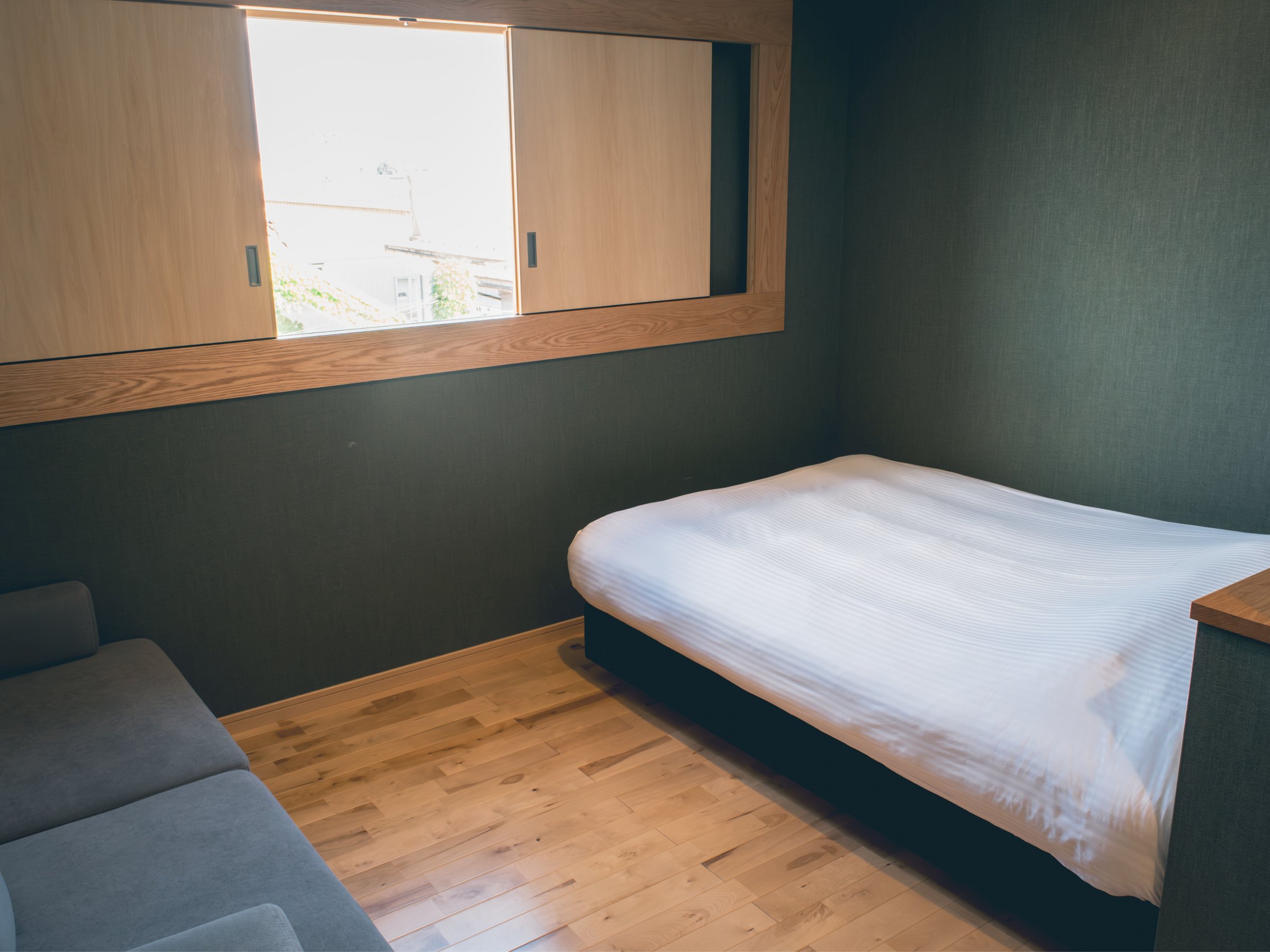 �͖k���̔����C���[�W�����A�΂Ɩ؂̉��������ӂ�闎���������������ł��B